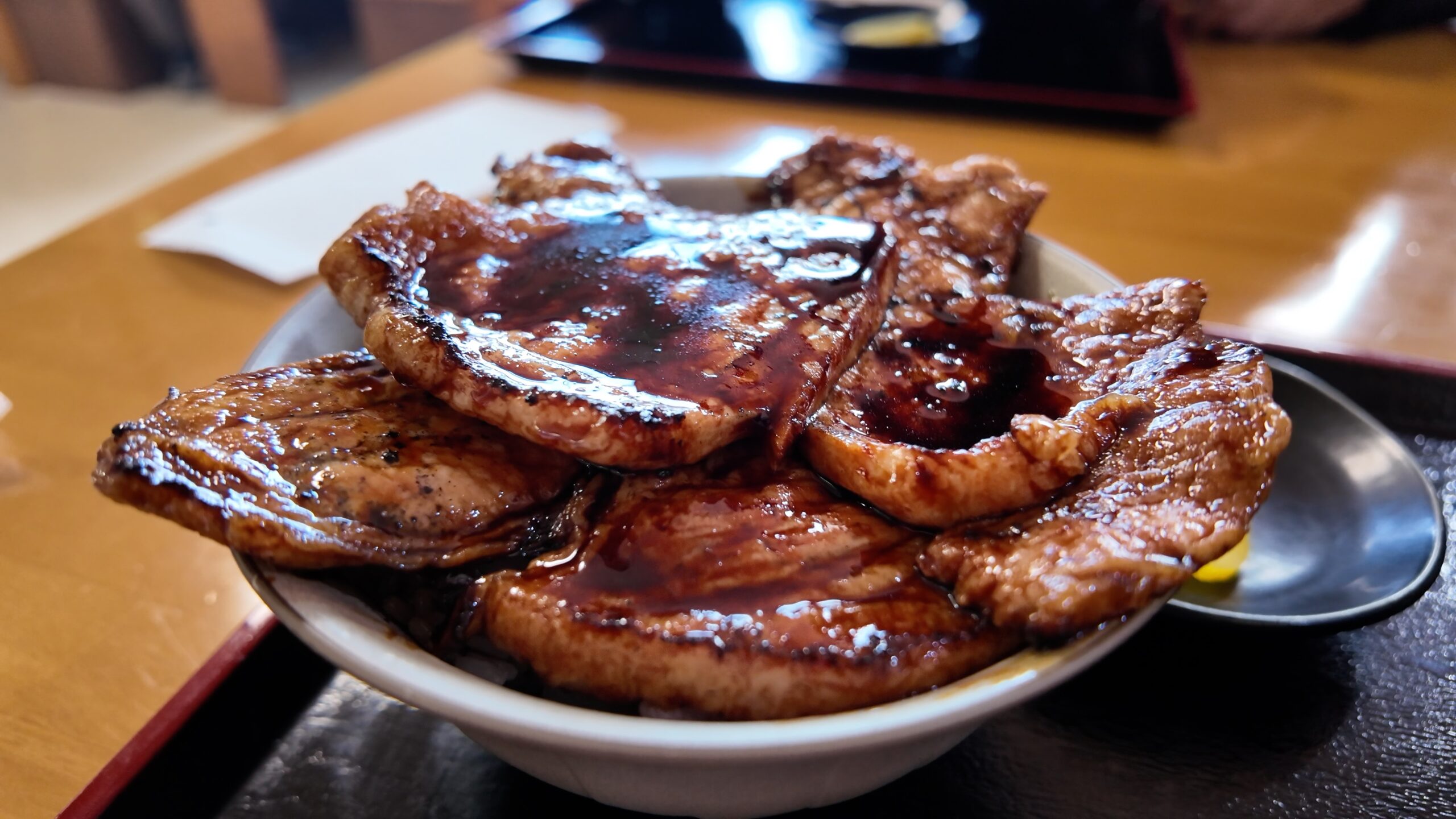 豚丼かしわの魅力と評判を徹底解剖！秘伝ダレの真相と攻略法