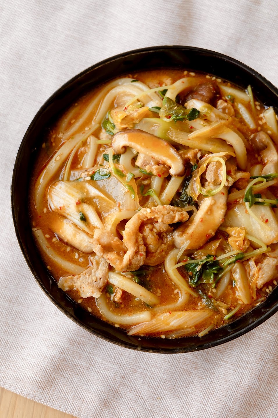 レンジ5分で簡単！キムチうどんが劇的に旨くなるプロ級の隠し味とは？