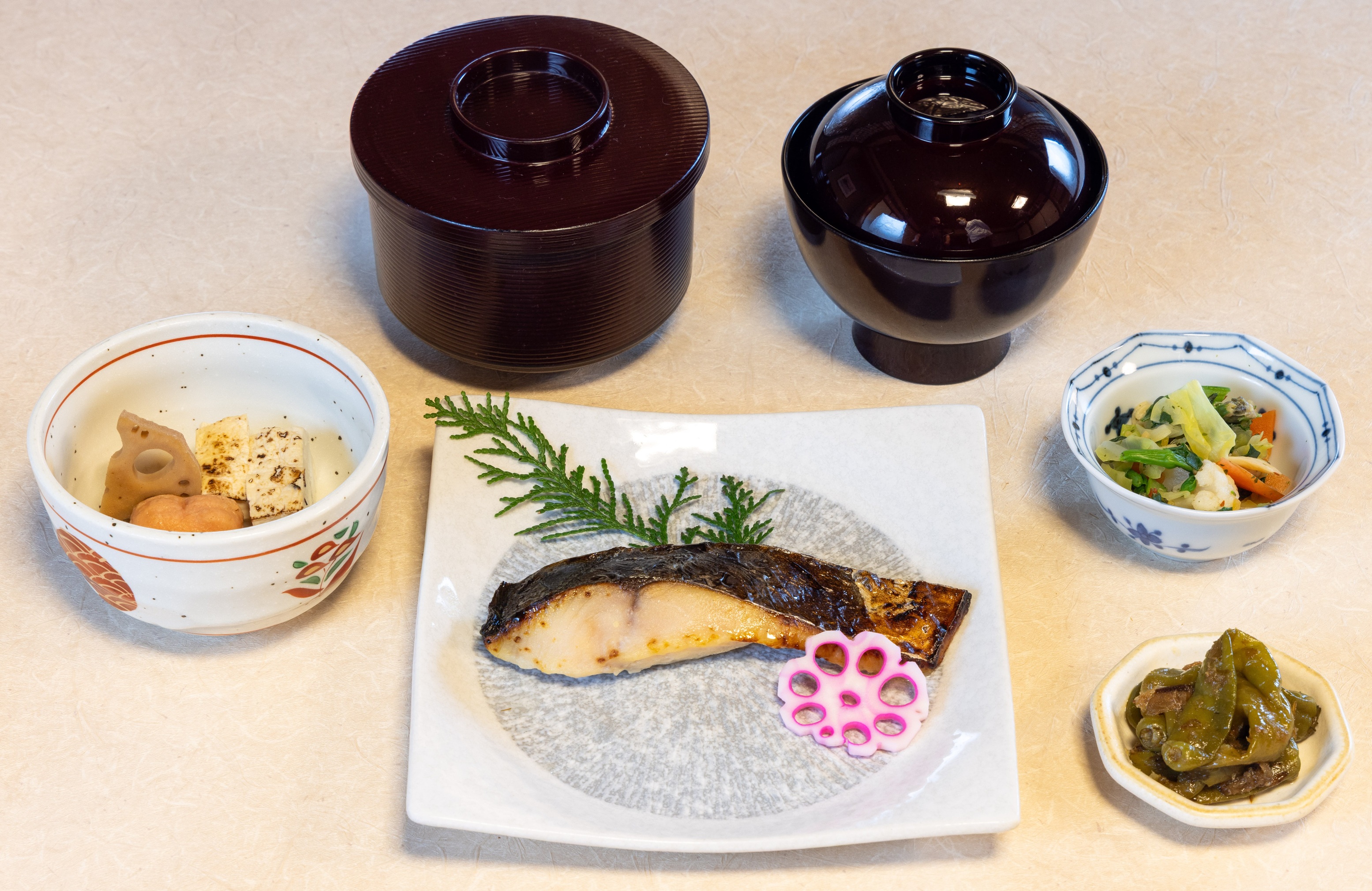 京都・烏丸五条「ごはん処矢尾定」老舗仕出しの魚定食が愛される理由