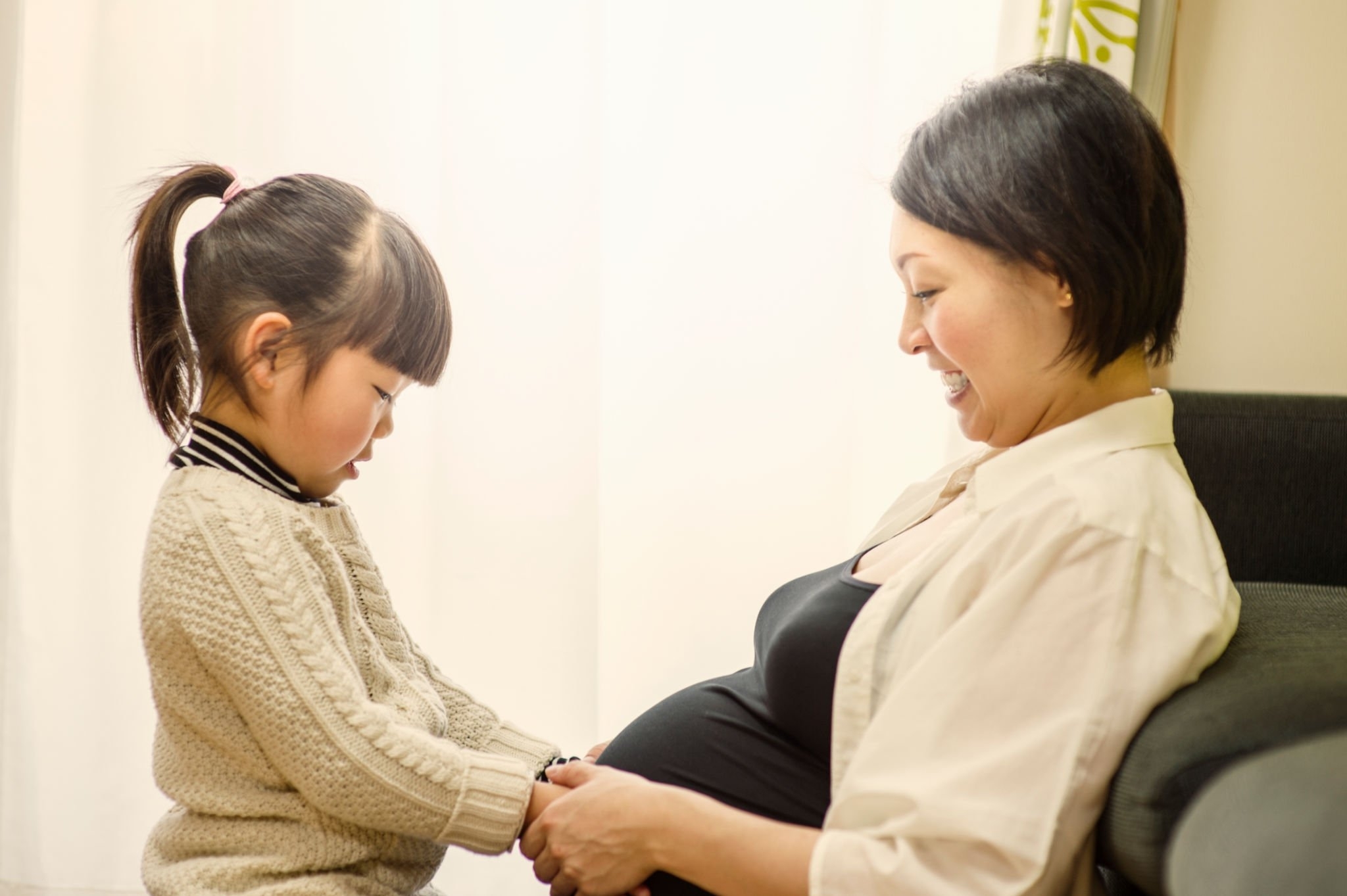 女の子の妊娠ジンクスは当たる？お腹の出方やつわりの真相と的中率を徹底検証