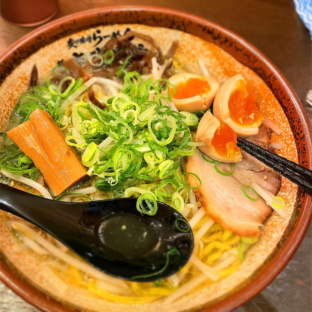 麺匠真武咲弥渋谷店の炙り味噌らーめんが深夜も行列を作る驚愕の理由
