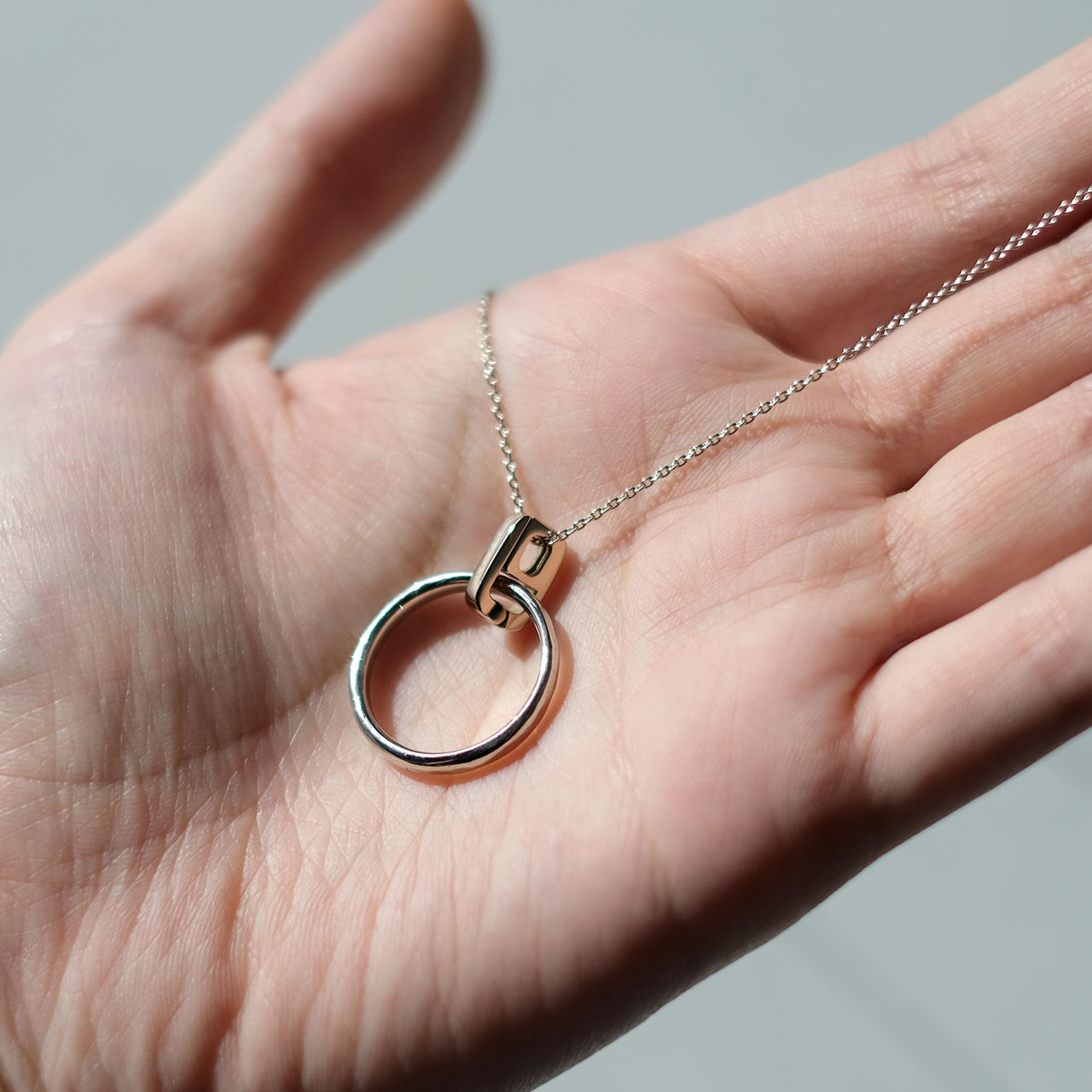 結婚指輪をネックレスに通す人が急増！後悔しない選び方と注意点を徹底解説