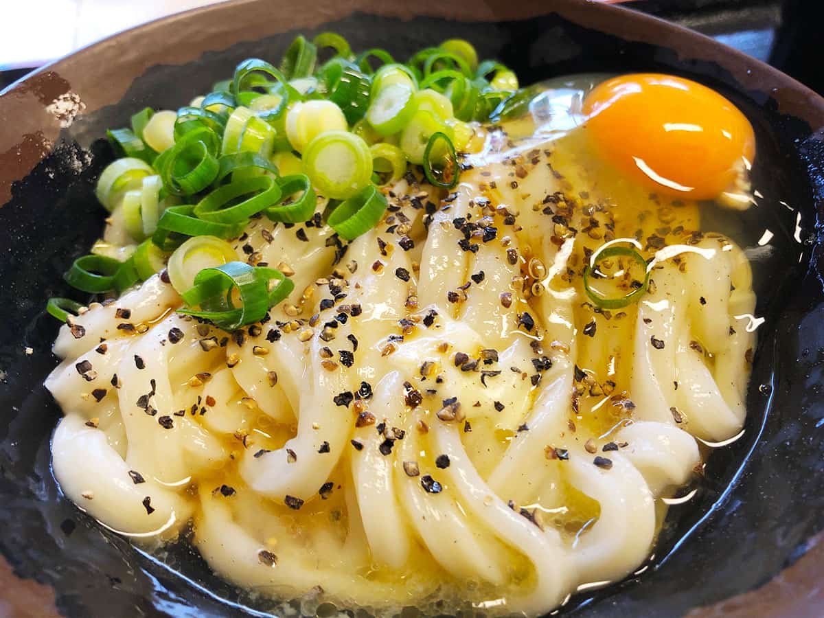 高松の朝を揺るがす「釜バター」の熱狂——2026年、なぜ『うどんバカ一代』は世界中の食通を惹きつけ続けるのか