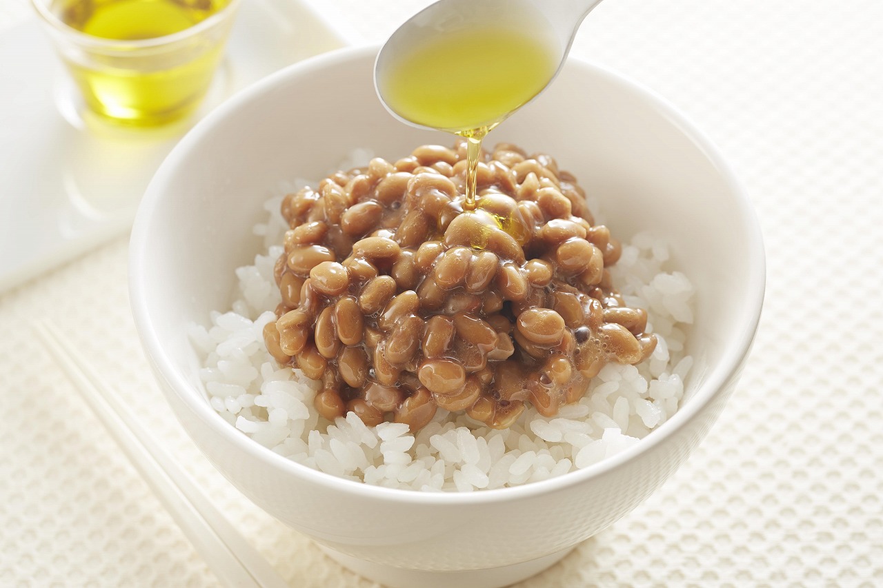 納豆にオリーブオイルで効果倍増？便秘解消と血管若返りの真相公開