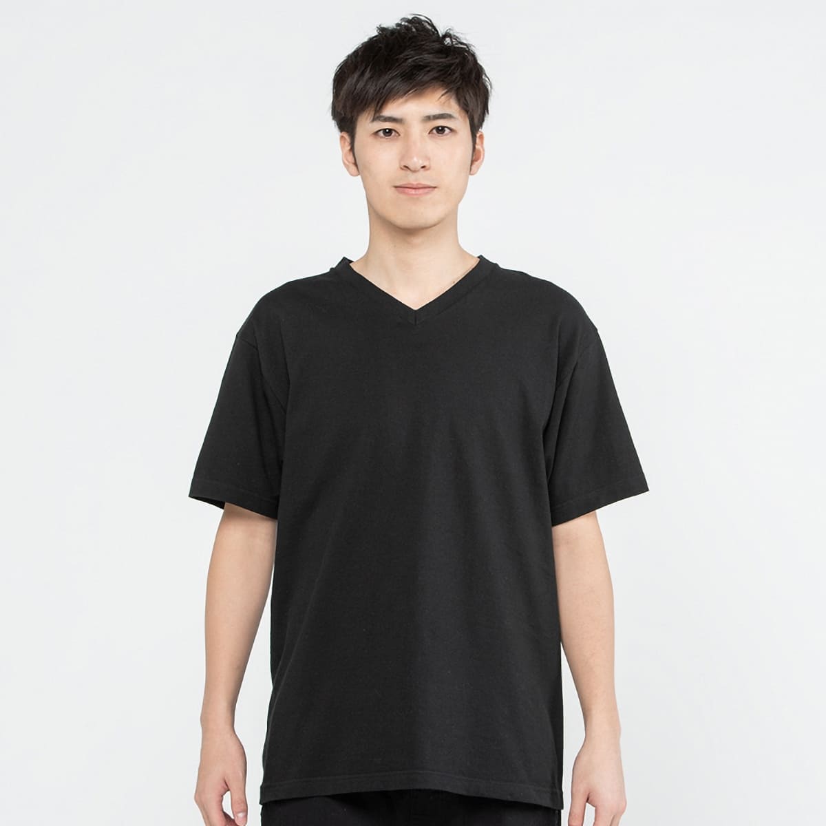 VネックTシャツは時代遅れ？2026年の正解コーデと体型カバー術