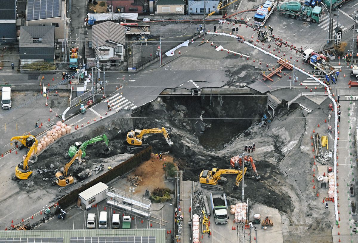 道路陥没でトラック転落！運転手の安否と事故原因の真相を徹底究明