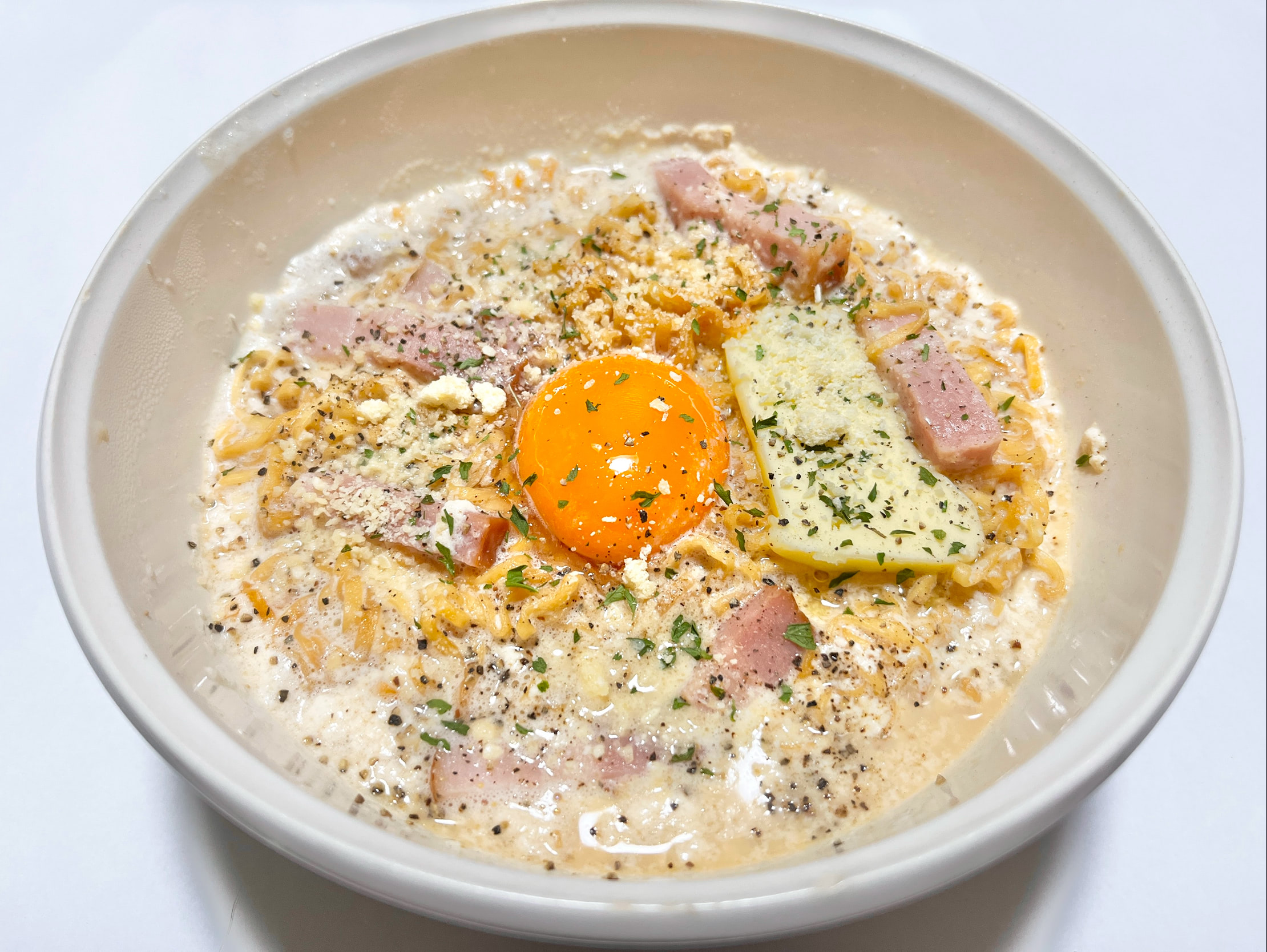 チキンラーメンカルボナーラはなぜ旨い？牛乳と卵で作る濃厚黄金比レシピ