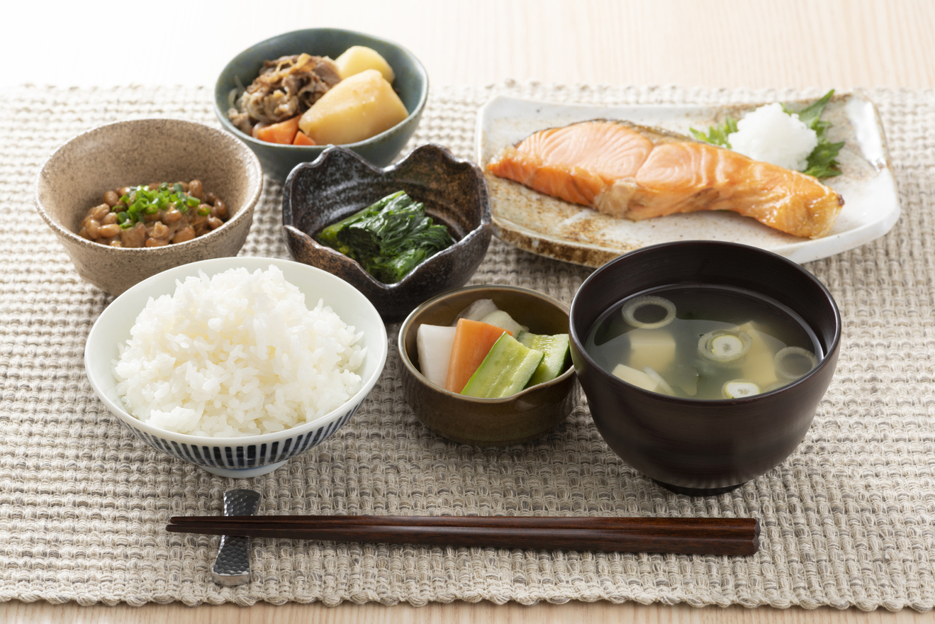 ご飯と味噌汁の位置はなぜ左右？配膳マナーの真相と関西の常識