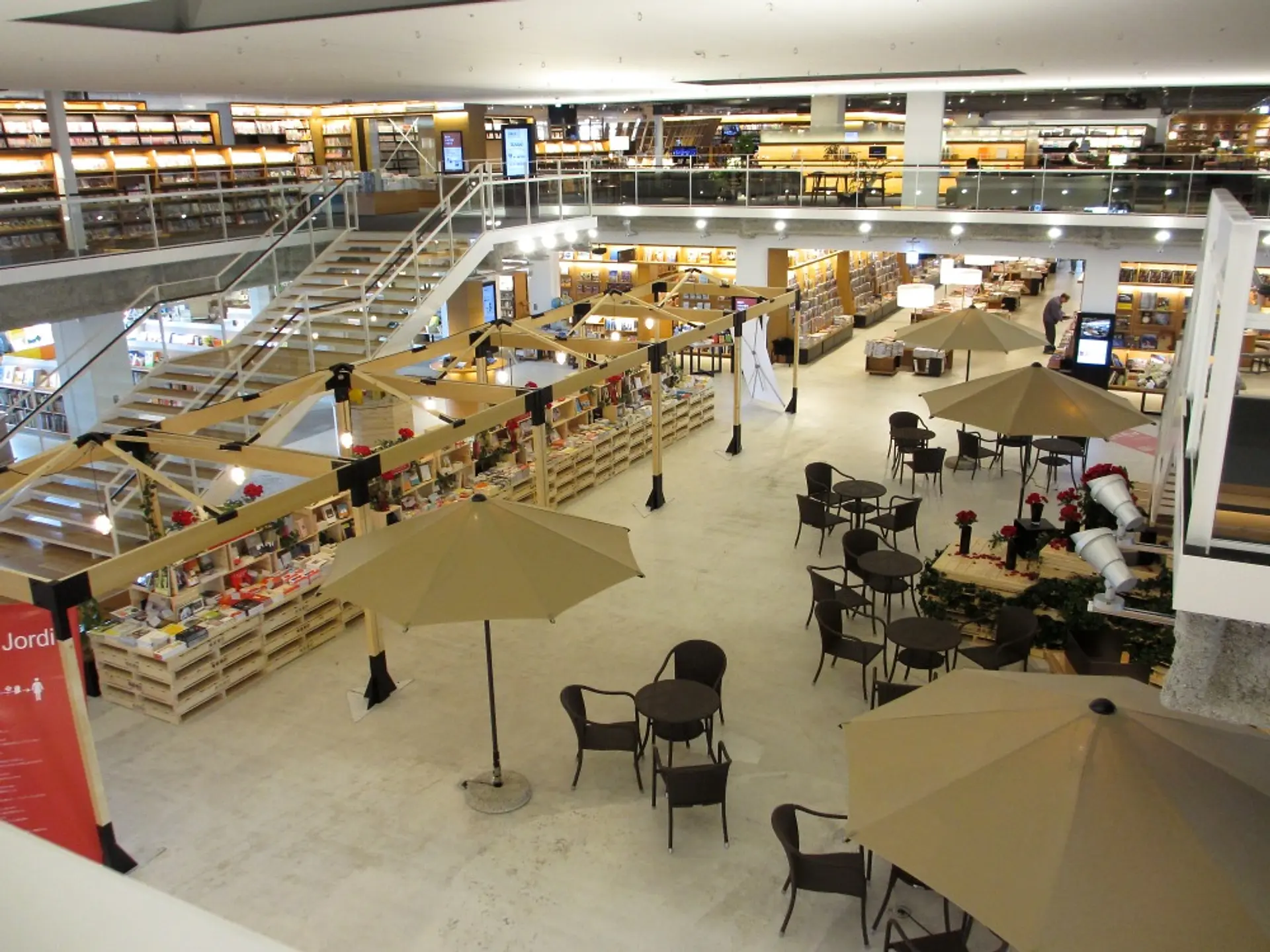 函館蔦屋書店2026徹底解剖！スタバ・限定催事・バス攻略の全貌