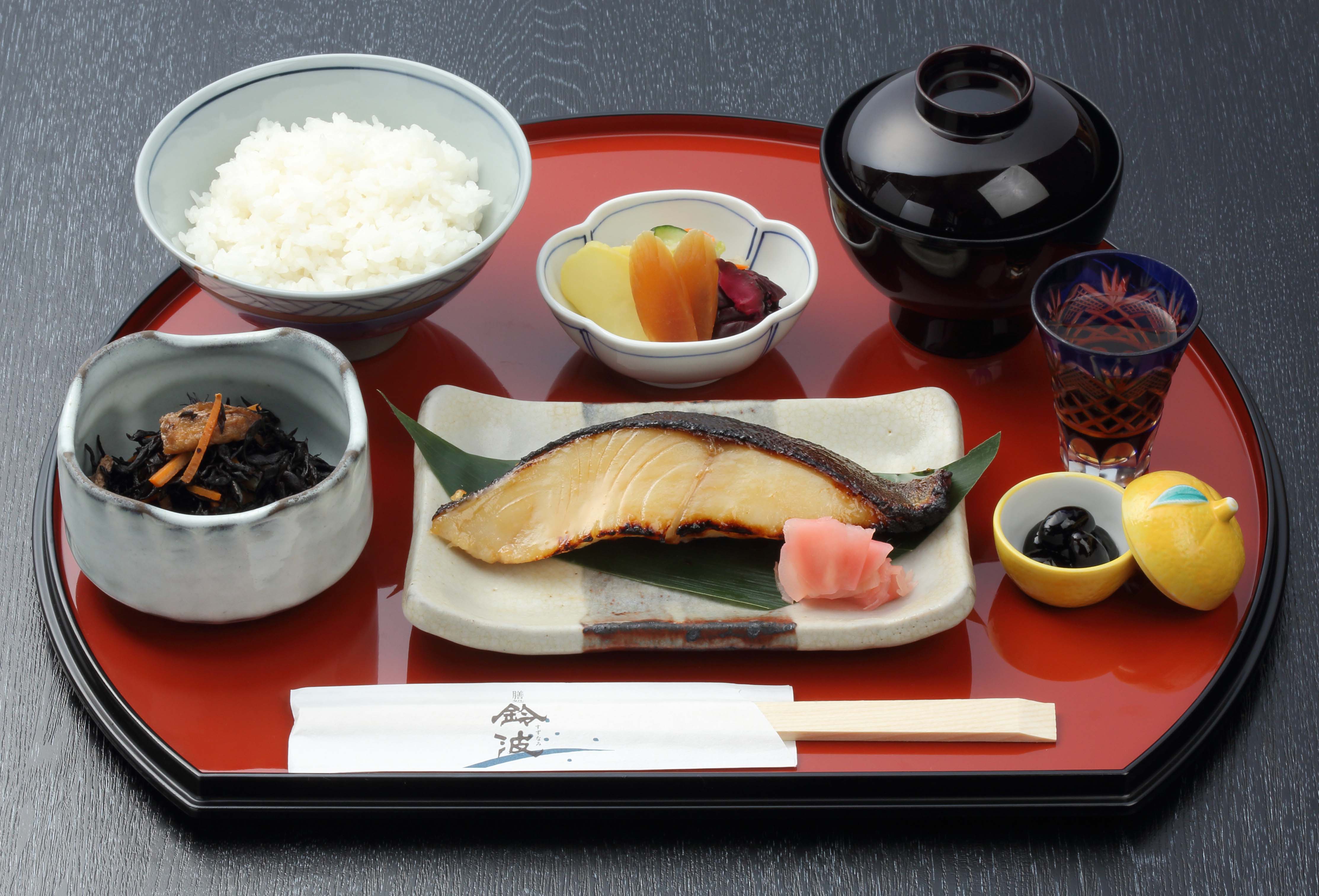 鈴波本店の行列の秘密とは？銀だら定食の評判と最新混雑ガイド