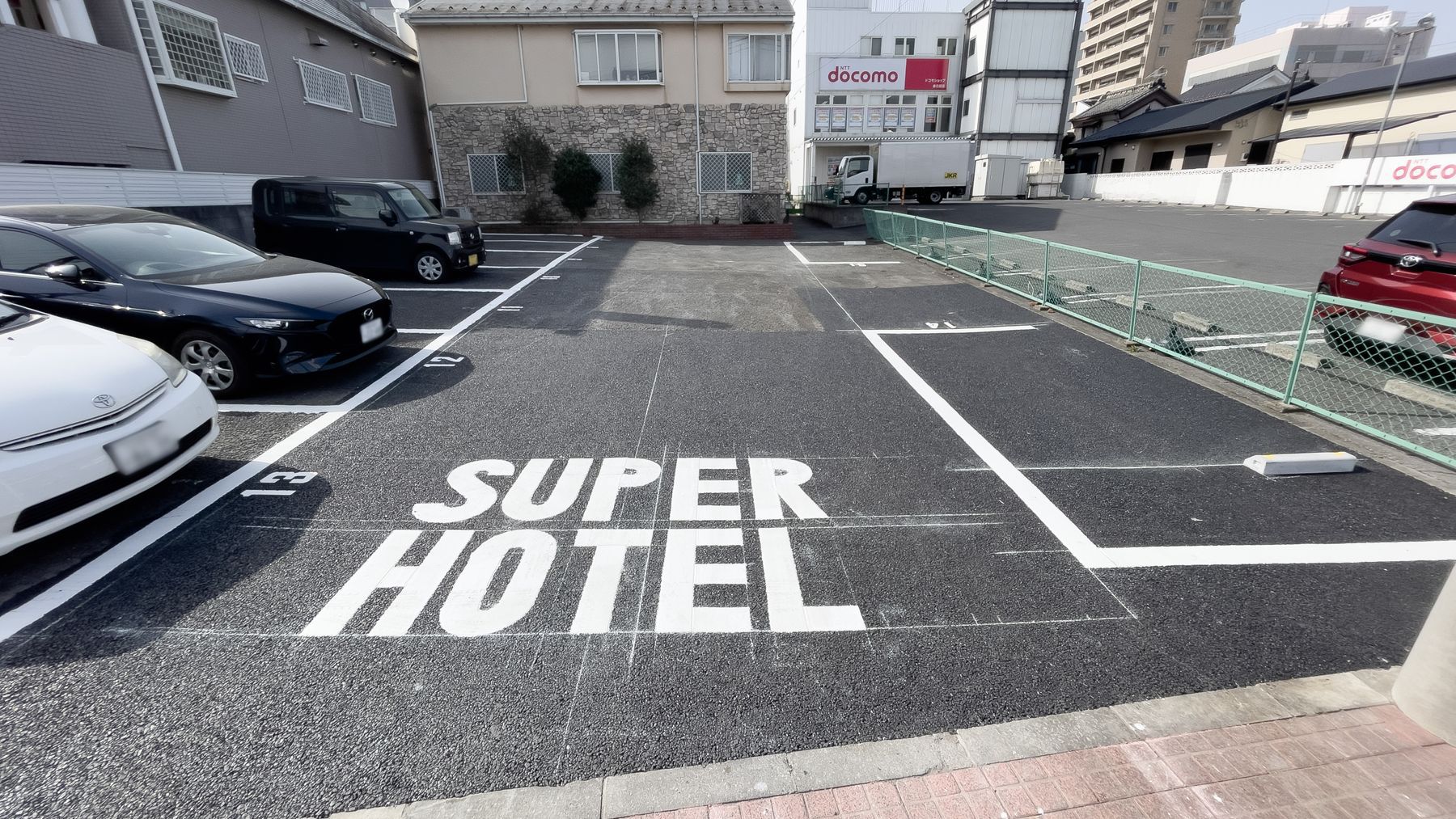 スーパーホテルの駐車場は無料？予約と先着順の罠や満車対策を徹底解説