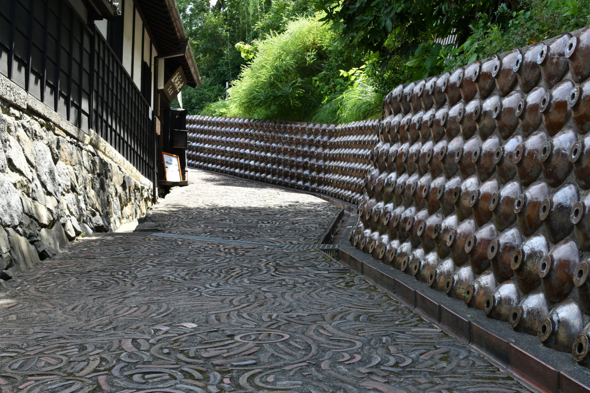 2026年、なぜ愛知・常滑の「やきもの散歩道」に若者と海外旅人が殺到するのか？路地裏で起きている伝統窯元の静かな革命