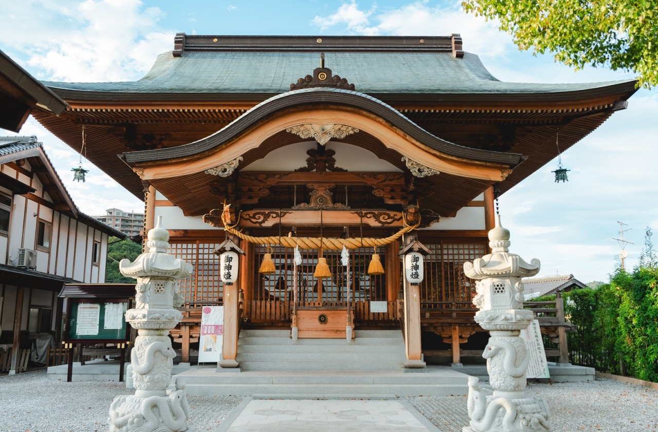 岩国白蛇神社で金運は上がる？生きた神使とご利益の真相【2026】