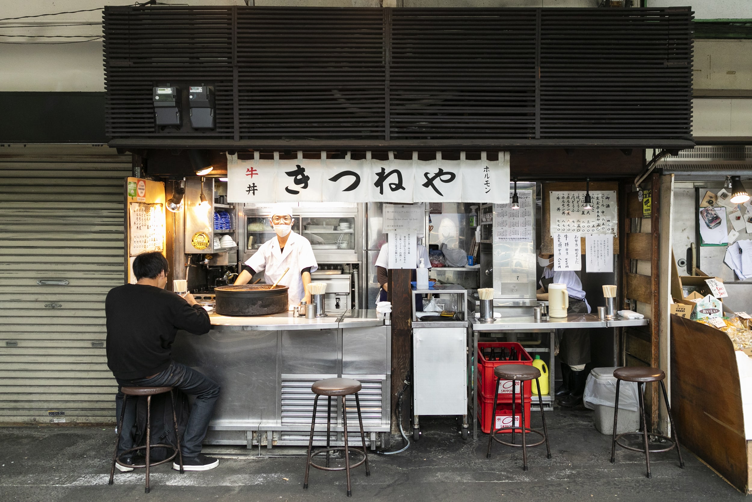築地きつねや完全攻略！名物ホルモン丼の行列回避術と注文ルール