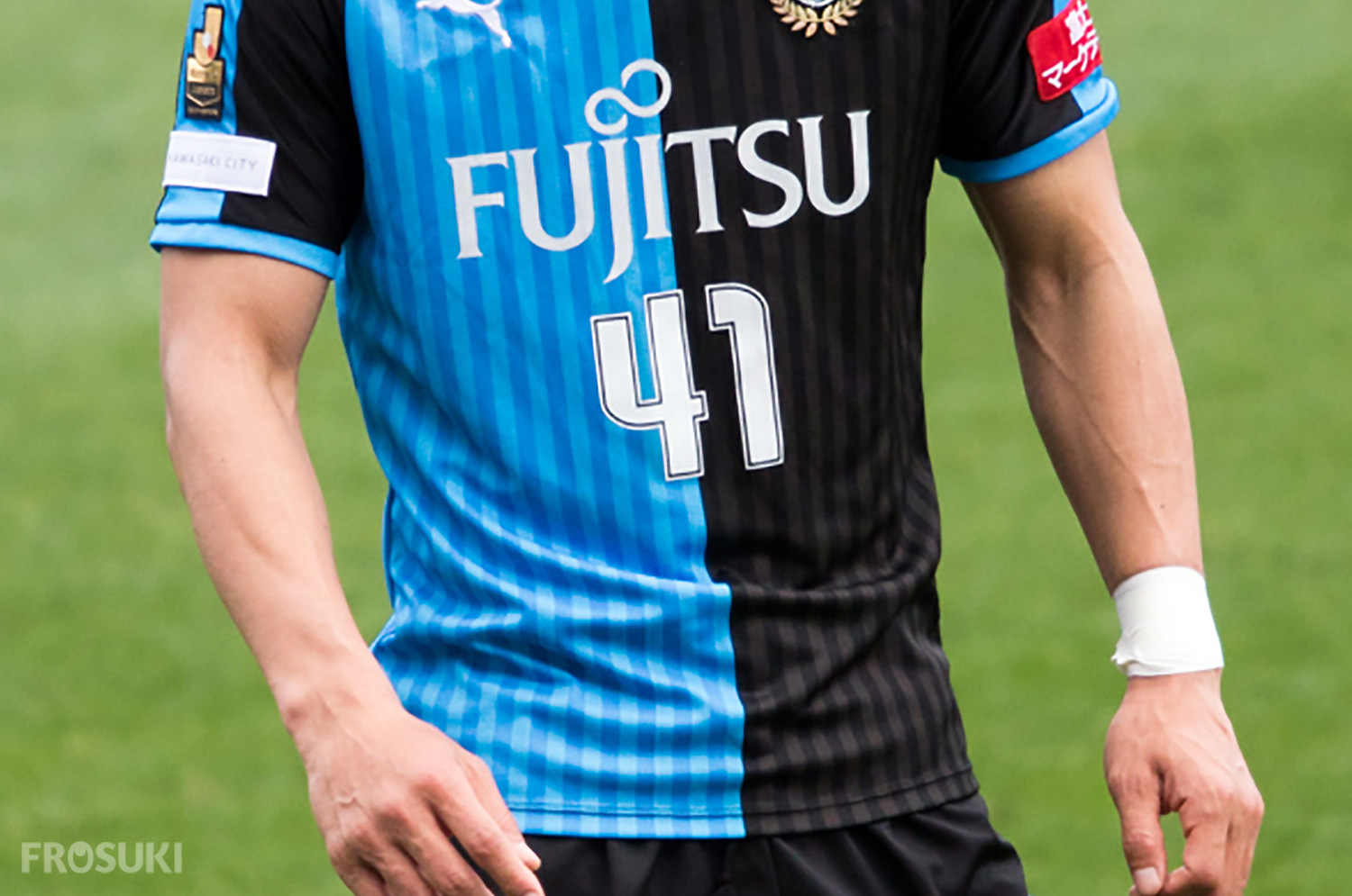 サッカー手首テーピングの真相！怪我予防からゲン担ぎ・公式ルールまで徹底解剖