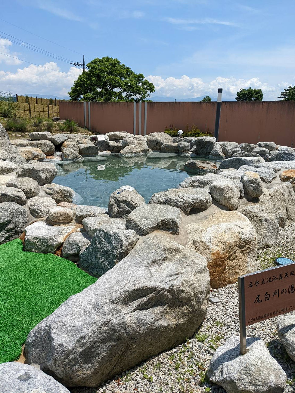 日本最高峰の超高濃度！なぜ「尾白の湯」は人気？奇跡の赤湯を徹底解説