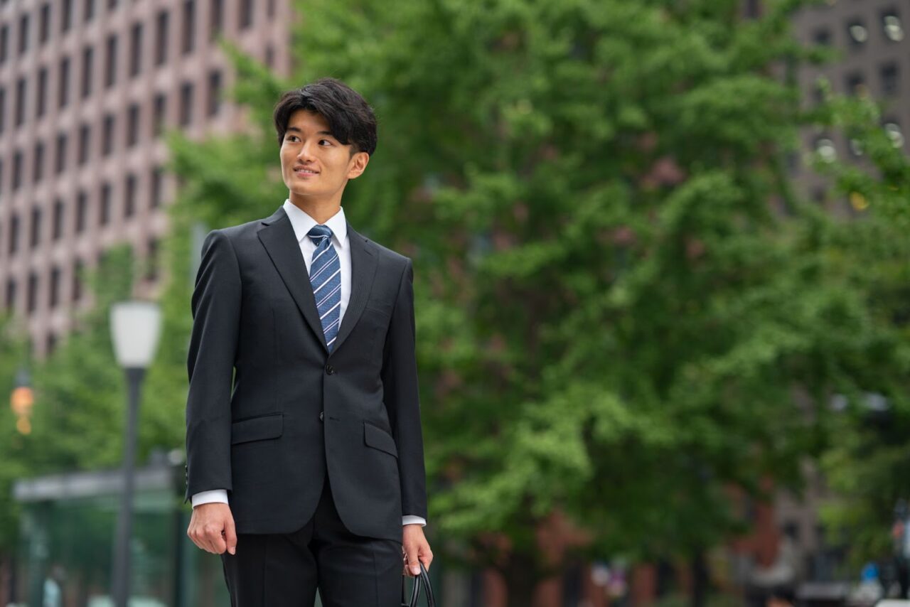 大学入学式の男子スーツは黒で浮く？2026年最新トレンドと失敗しない選び方