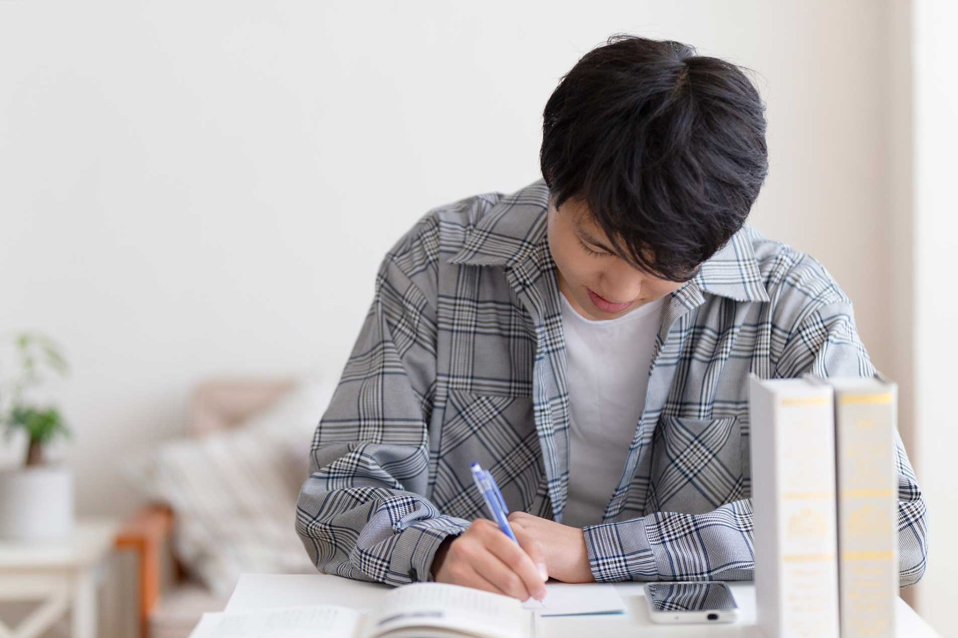 「裸勉強」で集中力は爆上がりする？噂の真相と自律神経の科学