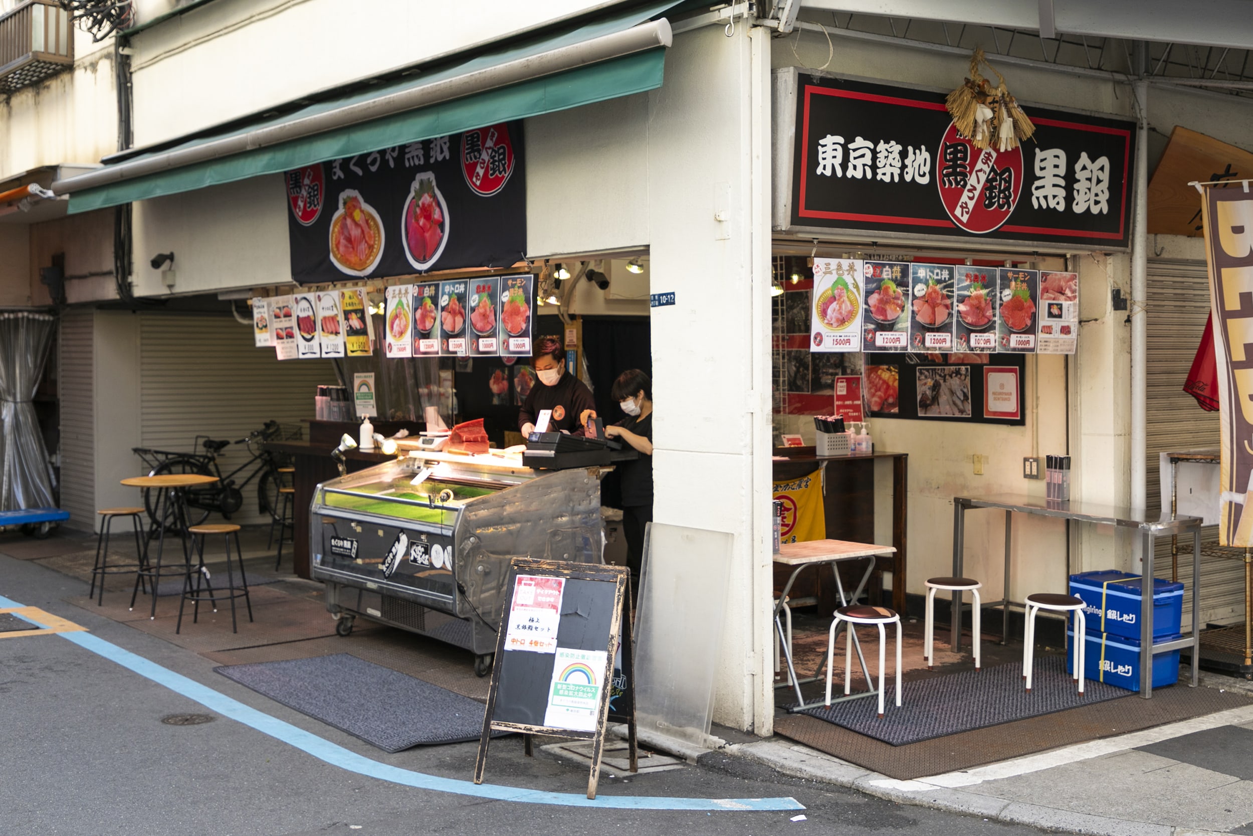 築地場外で行列が途切れない！まぐろや黒銀の極上大トロと名物丼の真価