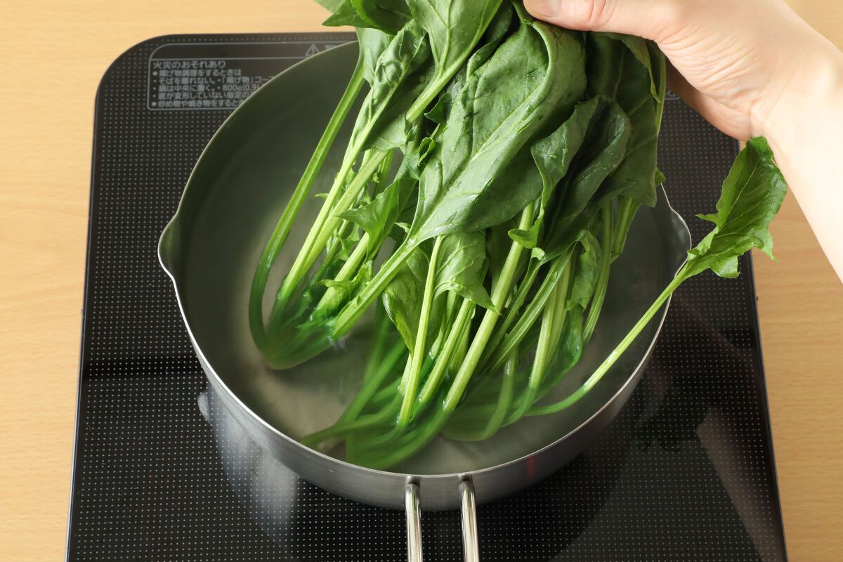 ほうれん草の茹で方決定版！栄養を残しアクを抜く黄金時間と裏技