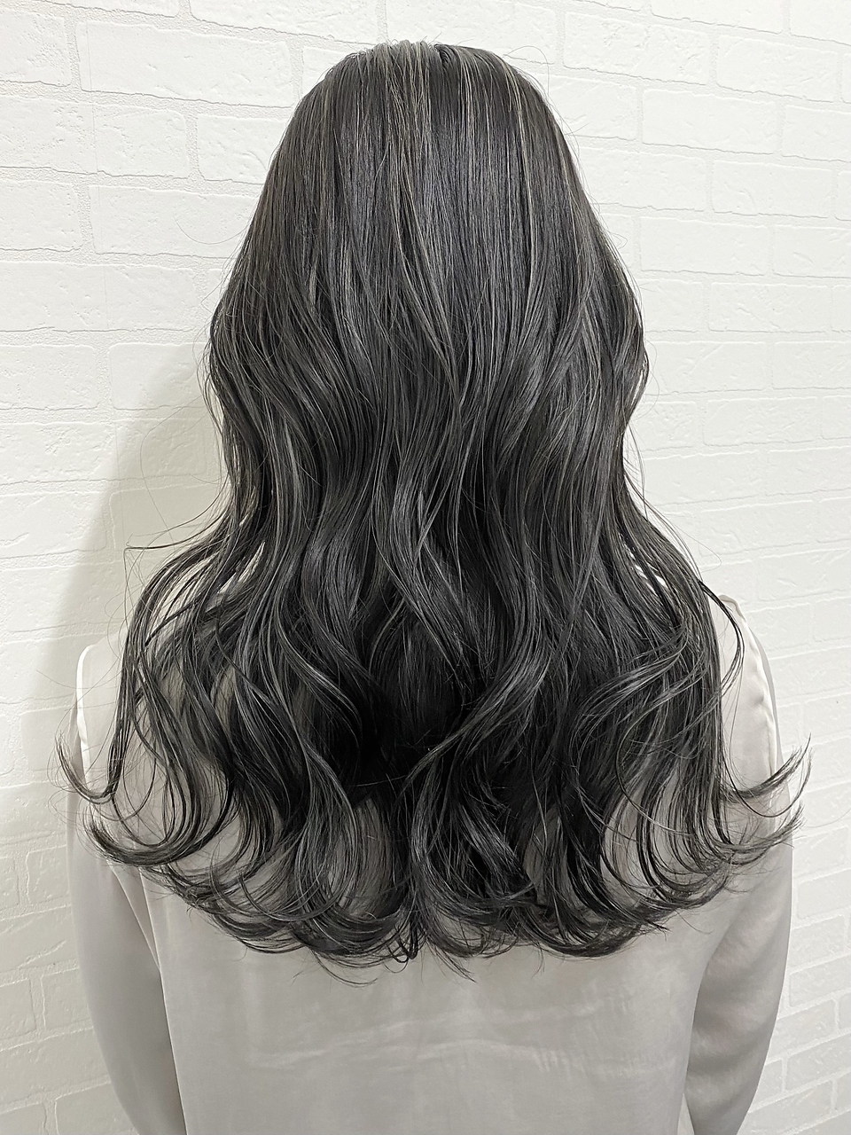 ヘアカラーのグレーはブリーチなしで染まる？失敗の真相と2026最新トレンド