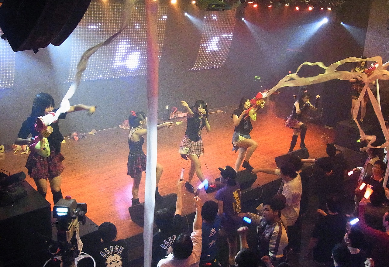 過激化する地下アイドル現場の闇｜接触特典会と衣装炎上の真相