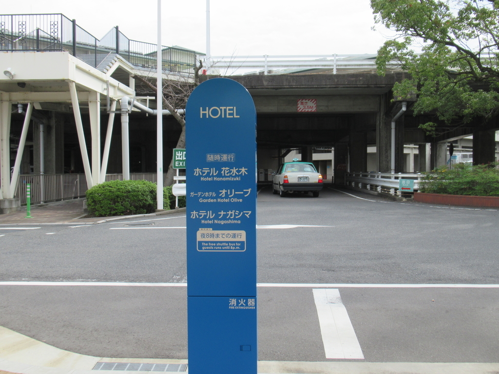 ホテル花水木の駐車場は無料？知らなきゃ損する利用手順と混雑回避術