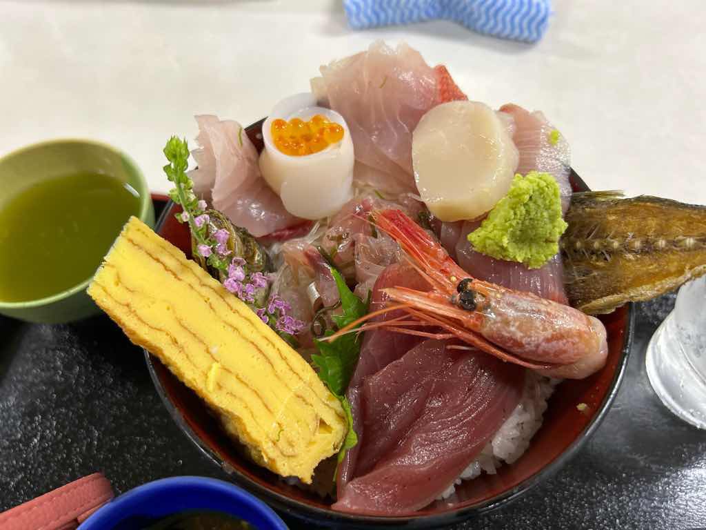 小田原魚市場食堂に並ぶ価値はある？整理券・待ち時間・人気メニューを完全解説