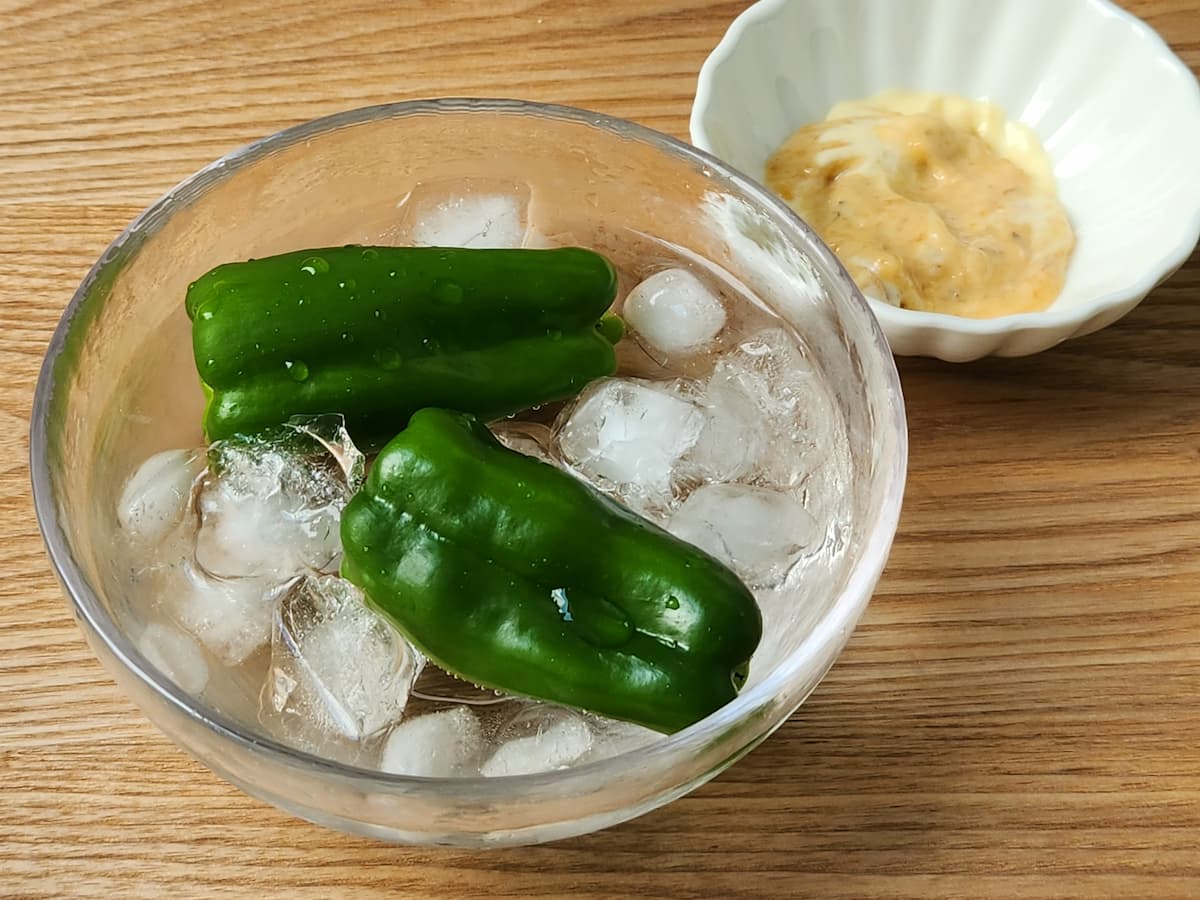 ピーマンを生で食べるのは危険？毒の噂の真相と苦味を消す絶品レシピ