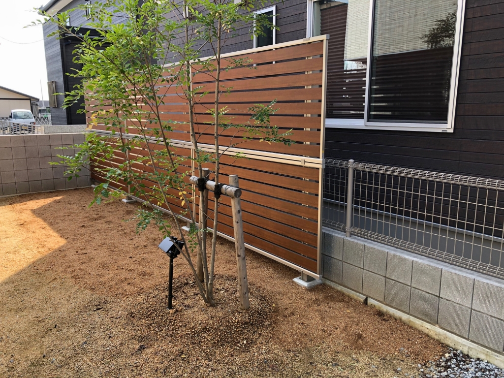 フェンス後付け目隠しの落とし穴！強風倒壊とご近所トラブルを防ぐ鉄則
