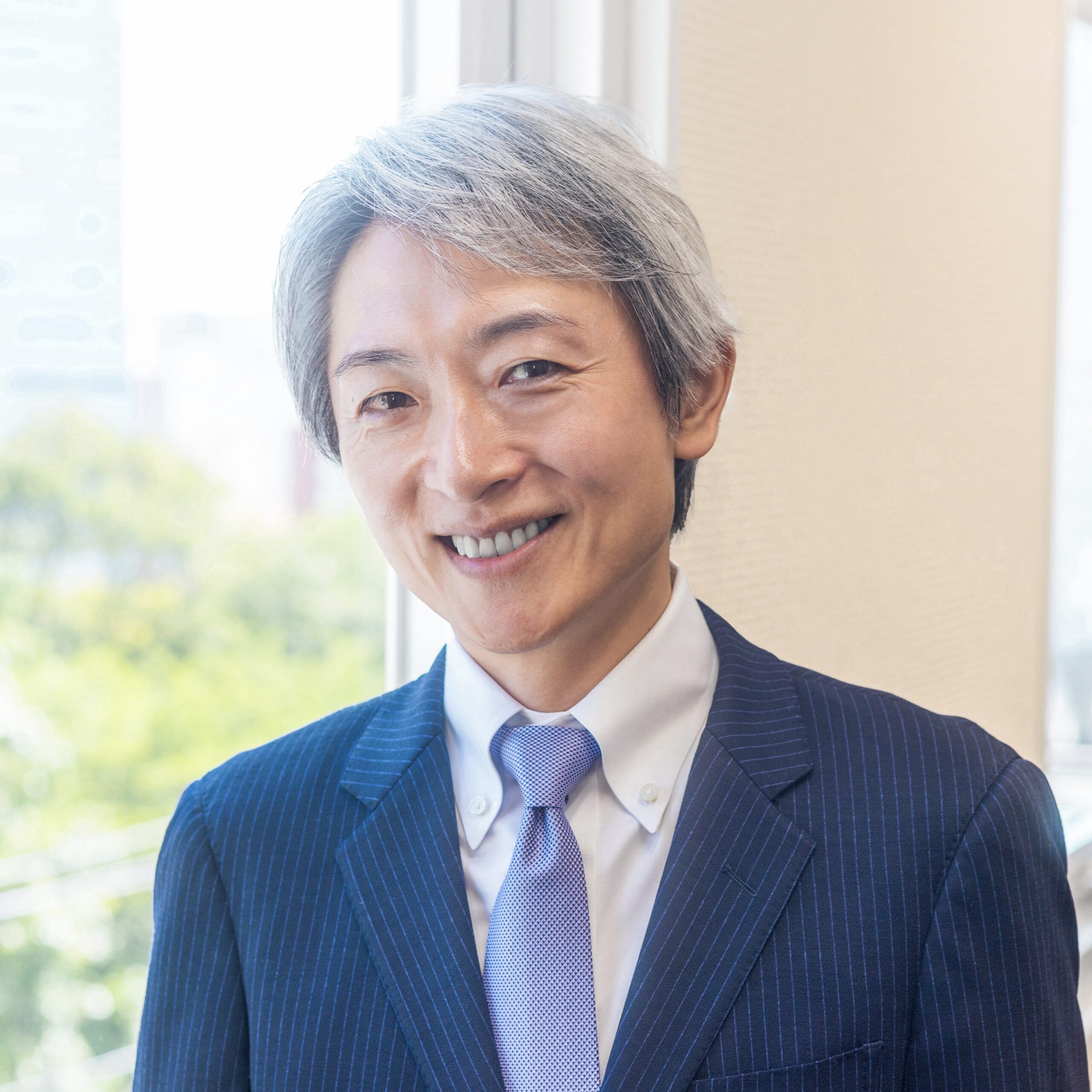 白髪アナウンサー男性が人気の理由！渋さと清潔感を両立する極意
