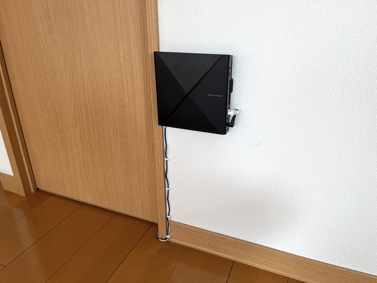 Wi-Fiルーターを壁際に置くと遅い？電波遮断の真相と壁掛け裏ワザ