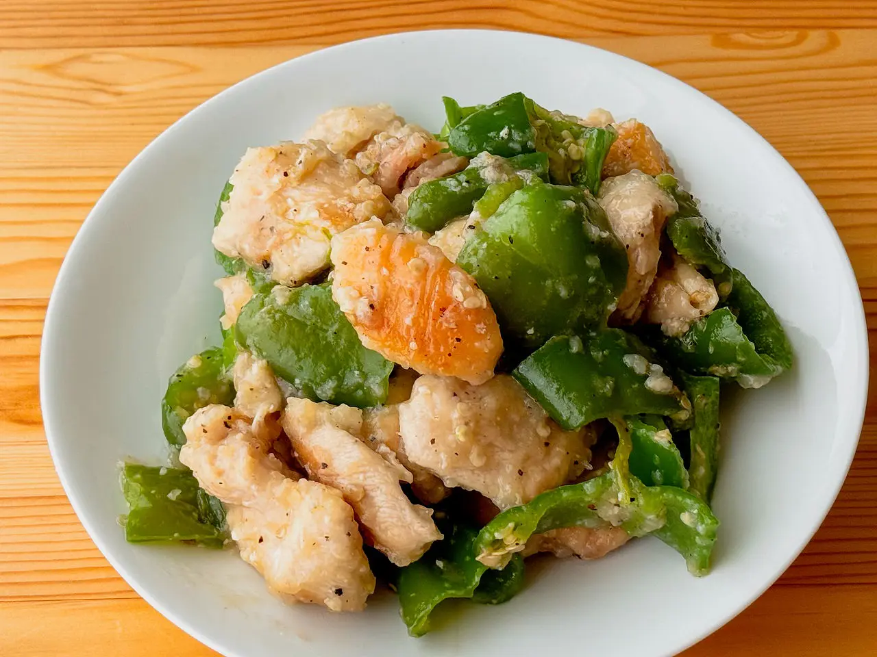 鶏胸肉とピーマン人気レシピ！パサつかず驚くほど柔らかくなる黄金比