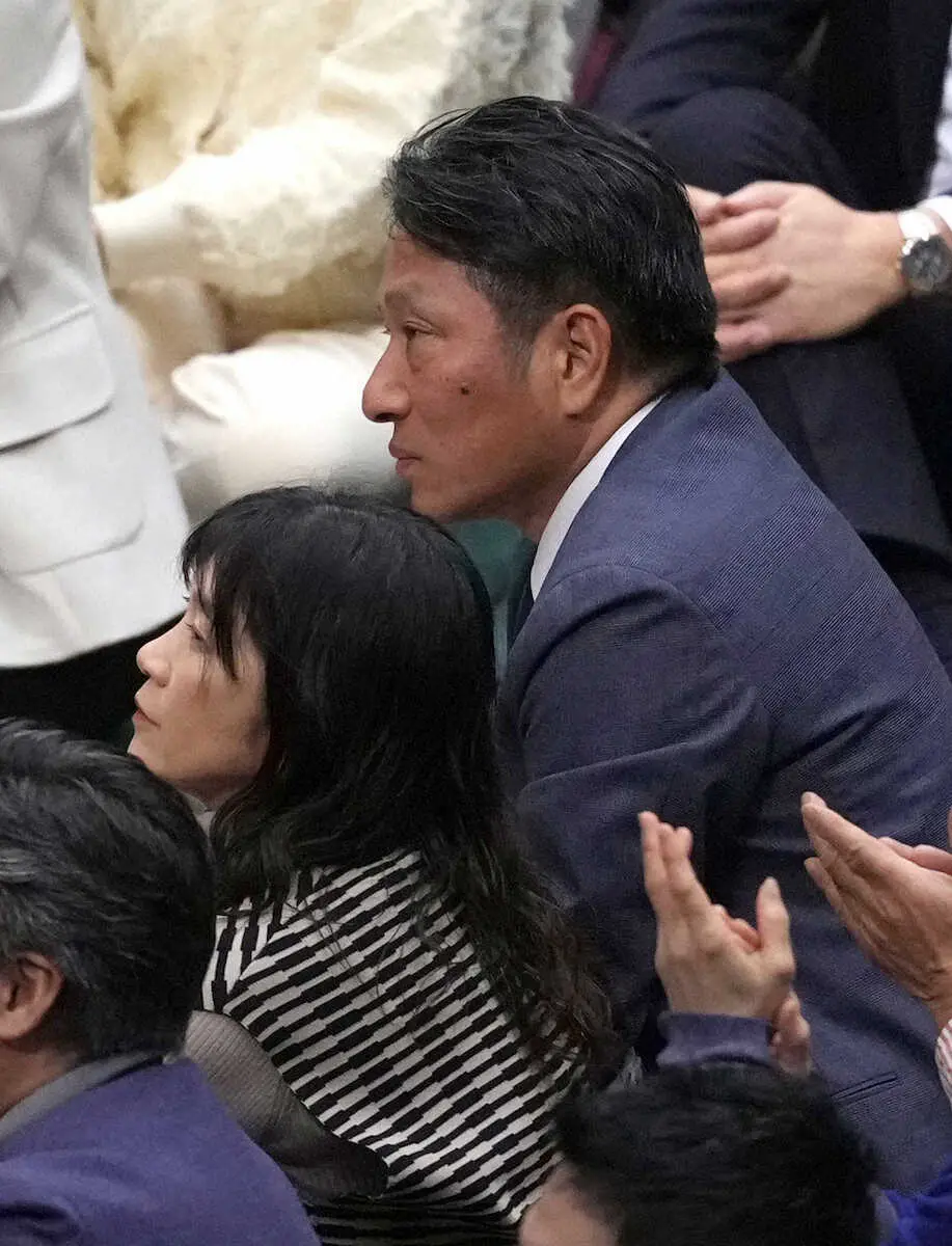 相撲観戦の砂かぶり席に映る有名人の正体と溜席入手の真相