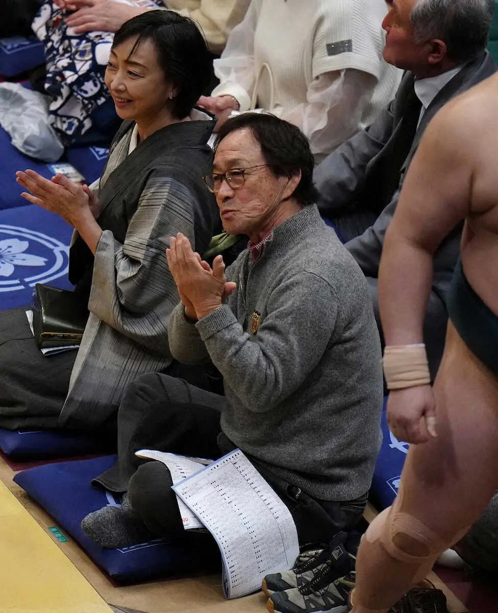 大相撲中継に映る有名人は誰？砂かぶり席の芸能人と維持員の真実
