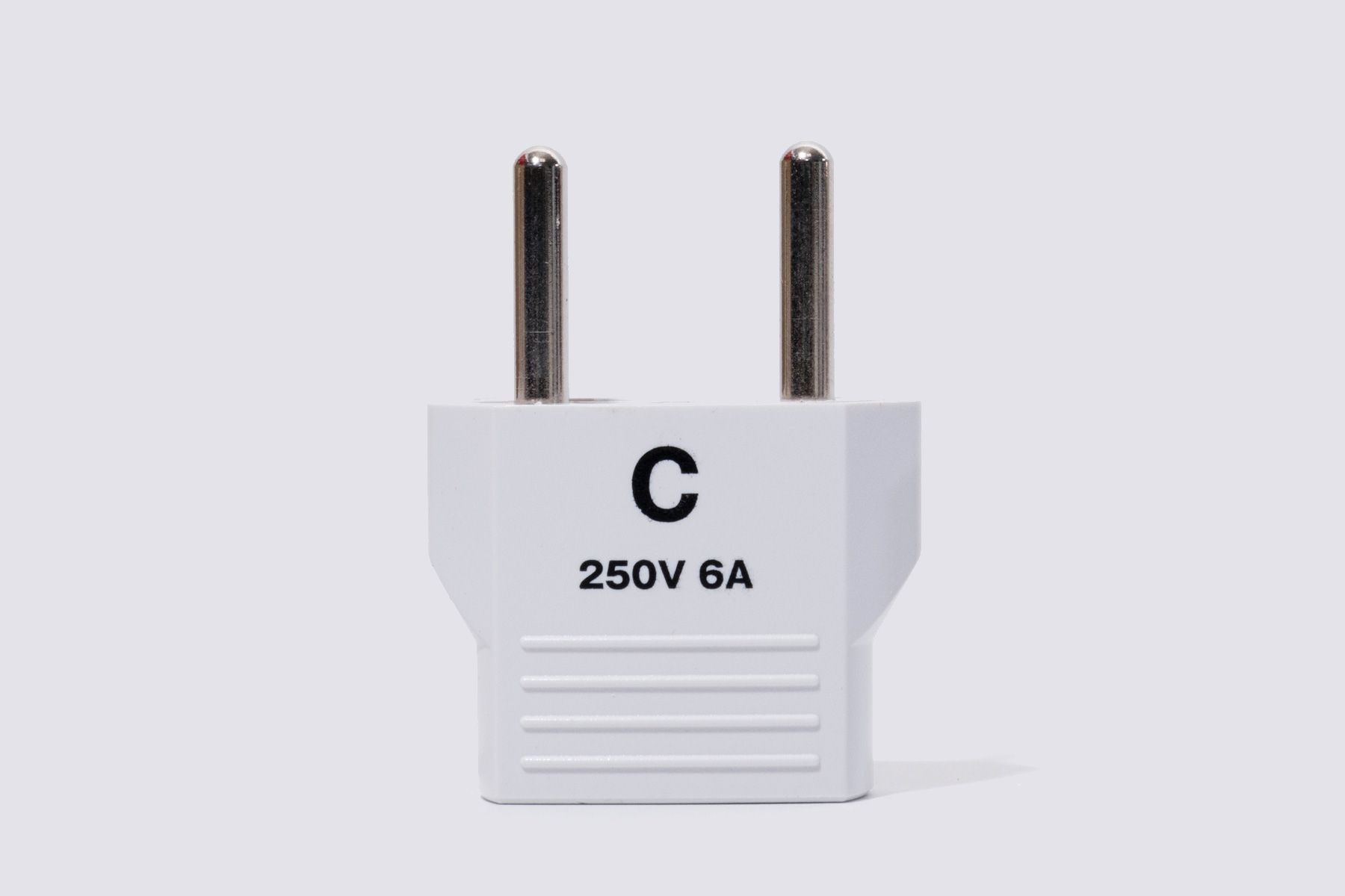 ベトナム電源プラグ事情！そのまま挿せる理由と220Vの罠【2026】