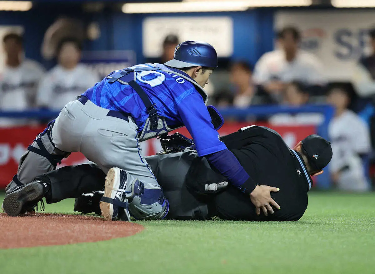 審判にバット直撃の衝撃！怪我の容態と病院搬送・試合中断の全真相