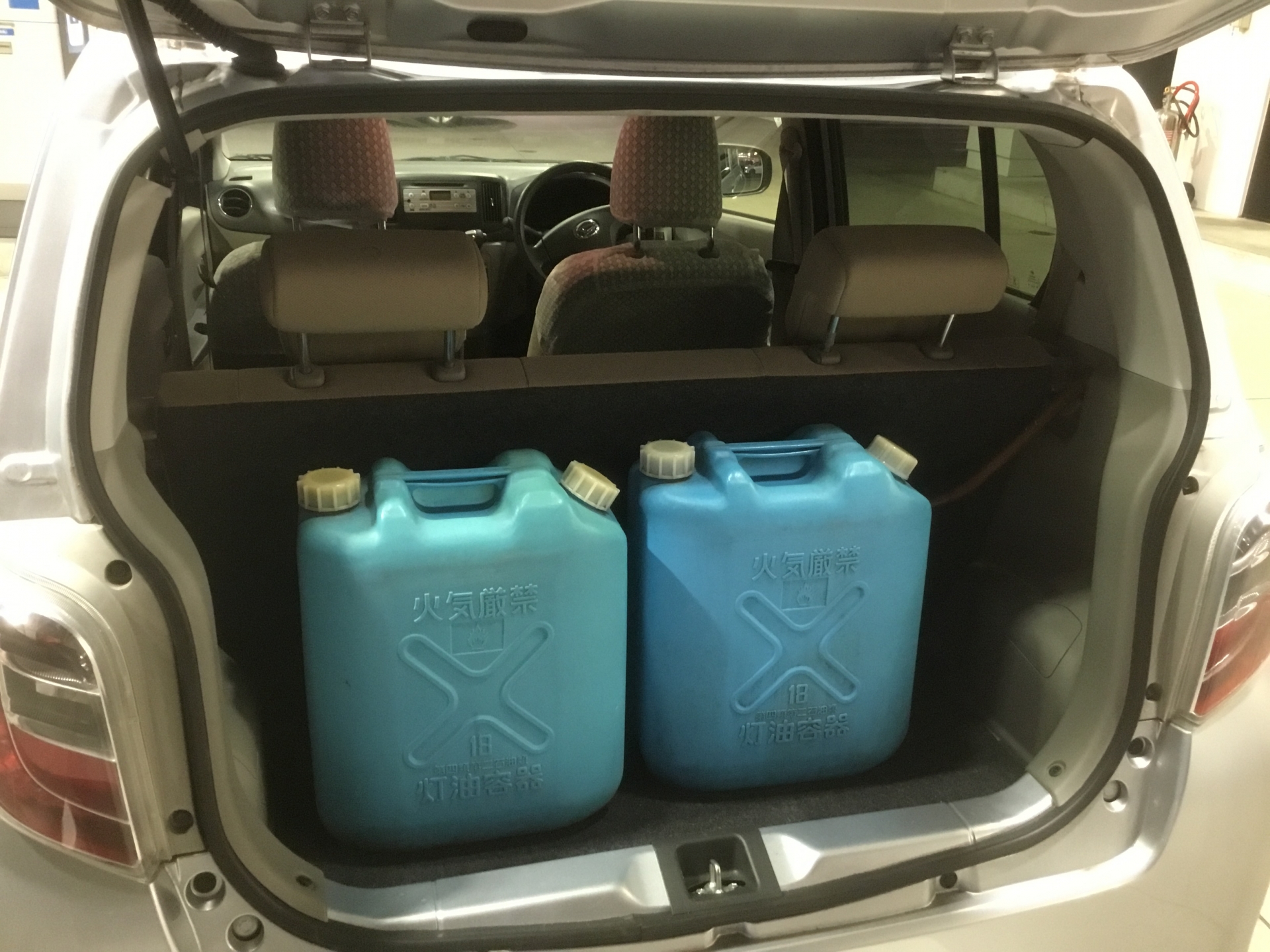 灯油をこぼした時のNg行動と消臭法！車や床の臭いを即解消する裏ワザ