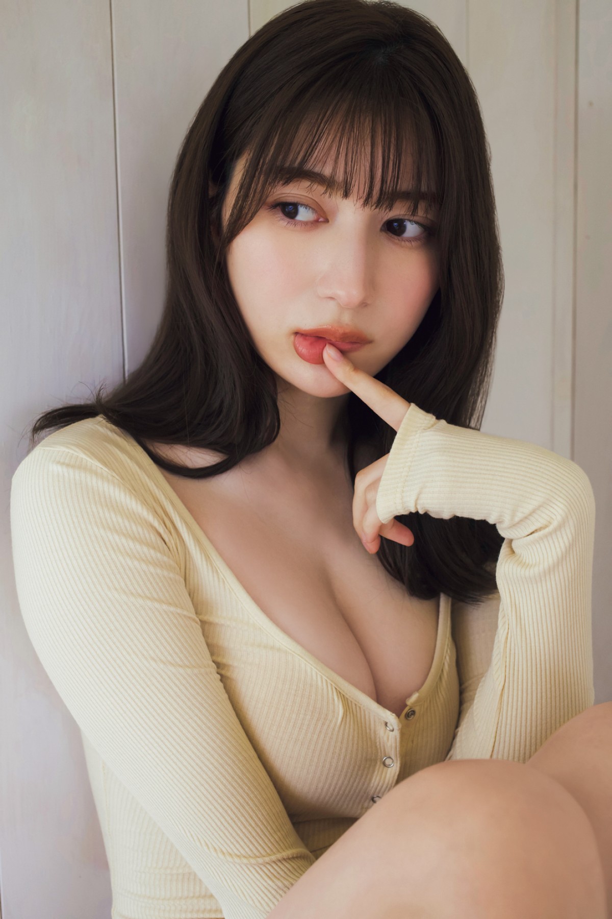 世界が息をのむ！話題の美人が魅せる圧巻ドレスと撮影秘話の全貌
