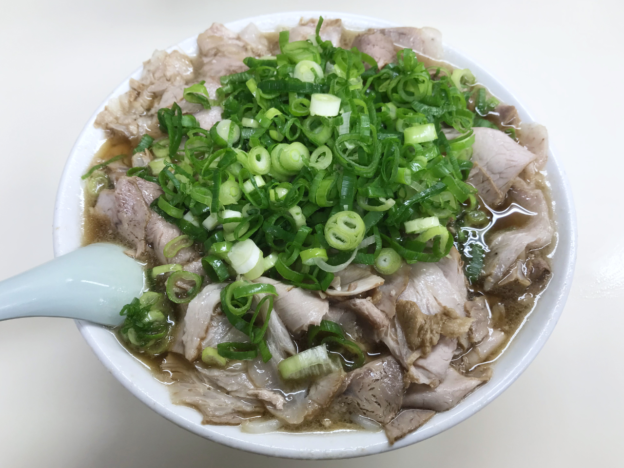 なぜ大行列？京都「ラーメン大栄 本店」圧巻の山盛り肉と混雑攻略法を徹底解説