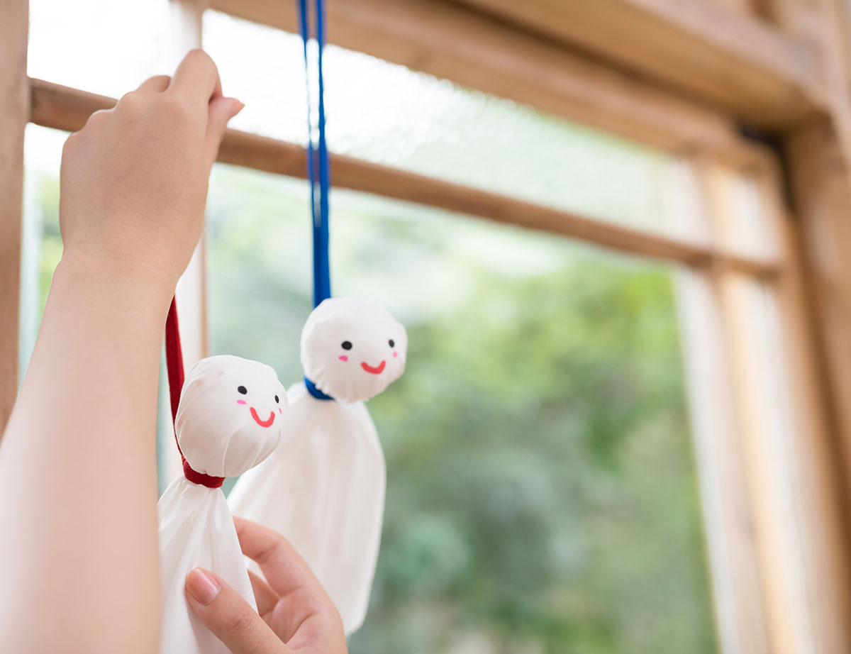 てるてる坊主の正しい吊るし方｜顔を描くNg理由と逆さ吊りの真相