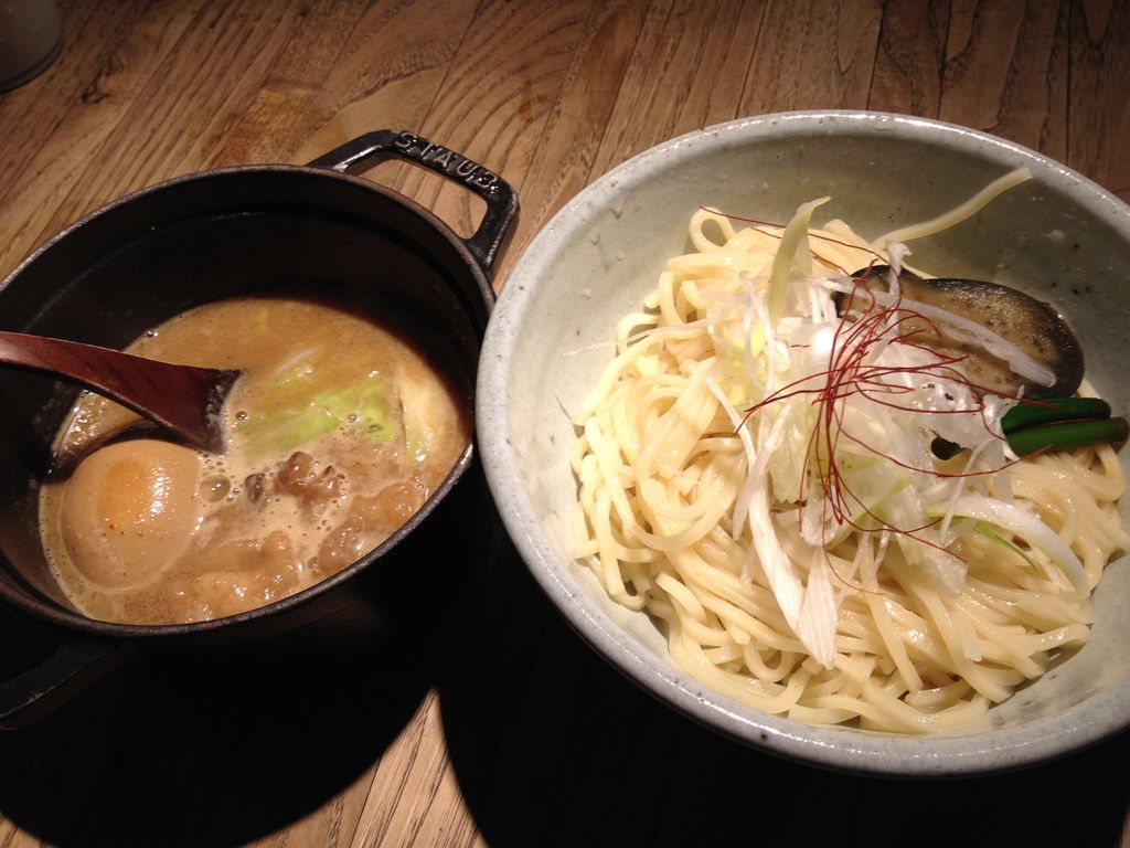 京都の隠れ家「和醸良麺すがり」の全貌！もつつけ麺の魅力と混雑攻略法