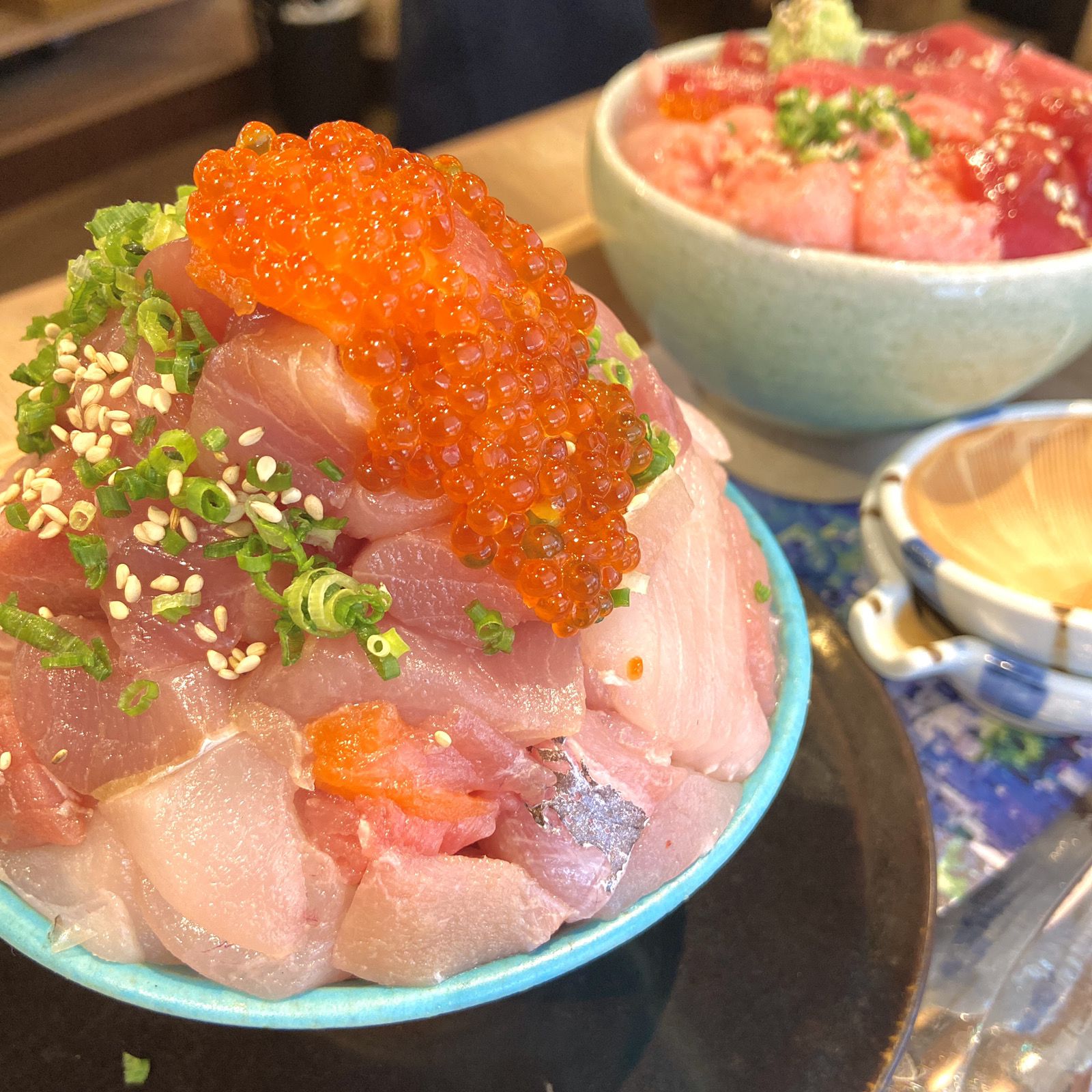 熱海駅の海鮮丼決定版！人気店と穴場のコスパ＆待ち時間を徹底比較