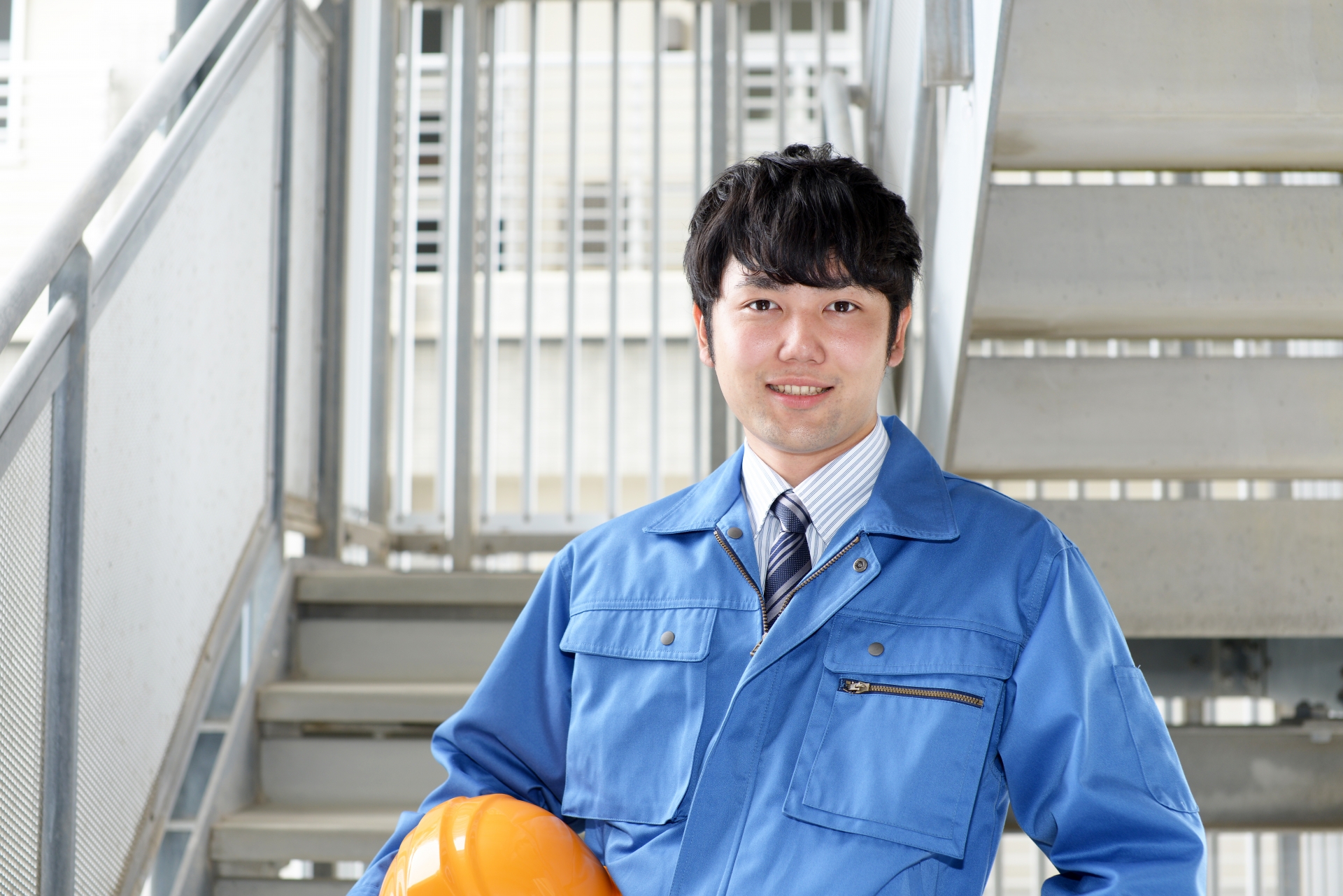 ブルーカラーとは？年収の真実とAi時代に現場職の評価が高騰する理由