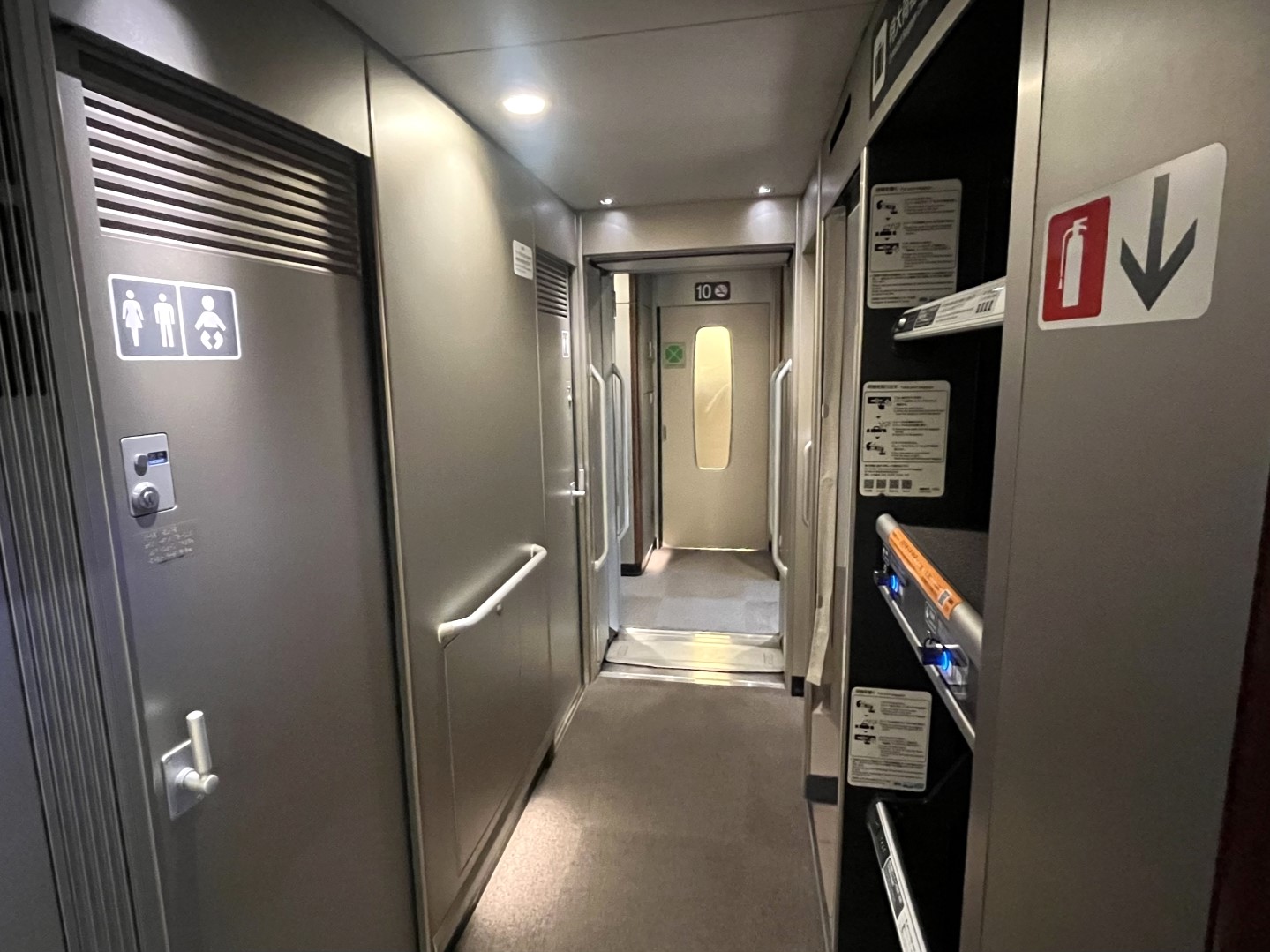 新幹線トイレは何号車？配置の法則や最新設備と混雑回避策を解説