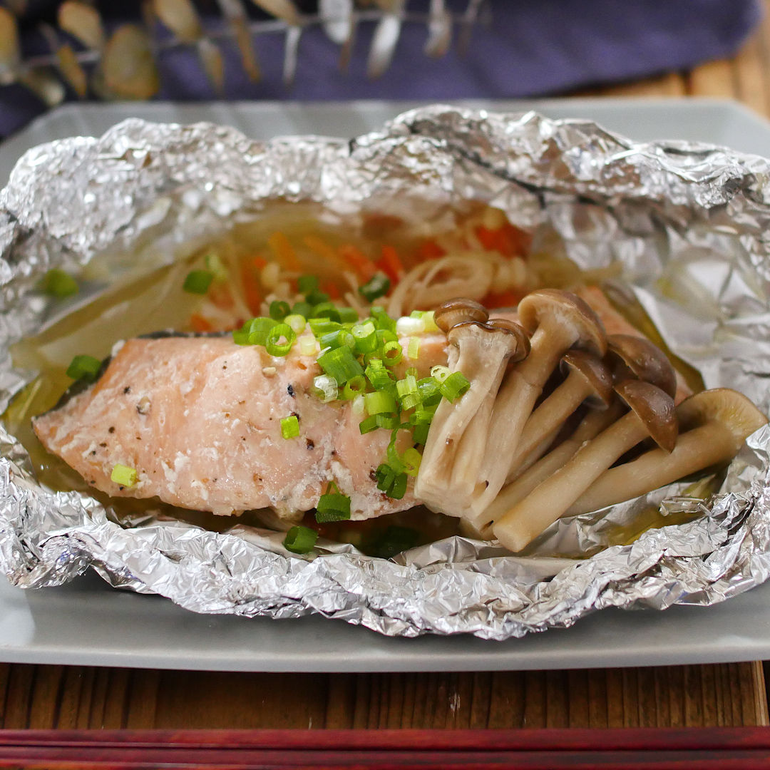 鮭のホイル焼きをフライパンで極める！水の有無と蒸し時間の黄金比