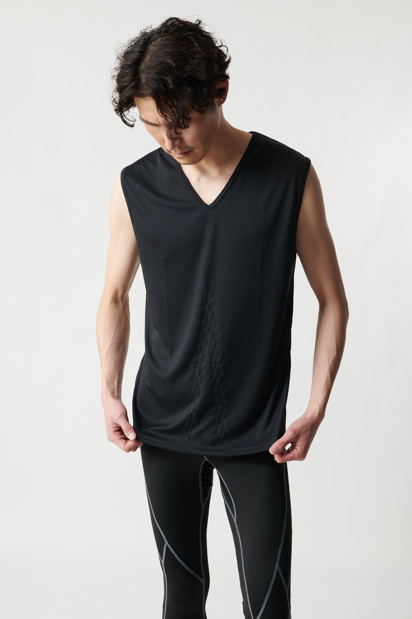 2026年夏の街着は「袖なし」が制す！大人の男たちが猛暑の中で選んだ「脱・Tシャツ」の衝撃リアリティ