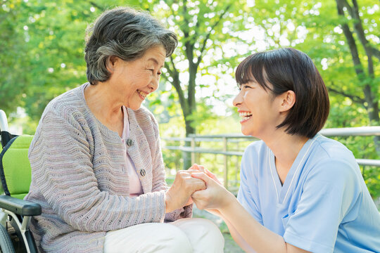 介護福祉士と社会福祉士の違いは？年収・難易度と向き不向きを徹底解剖