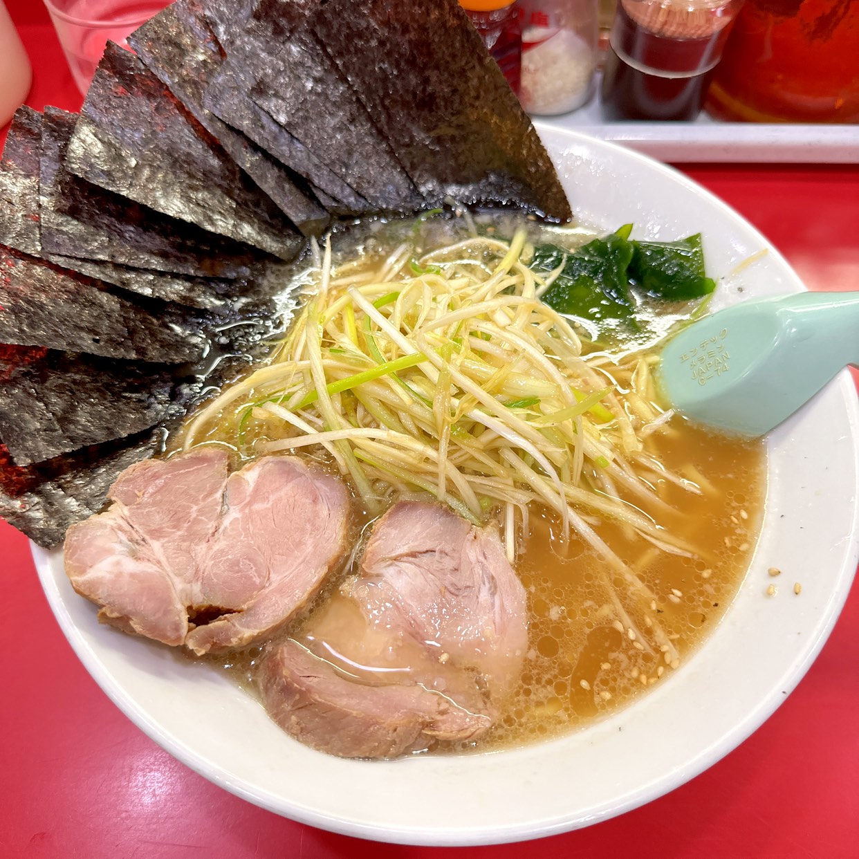 ラーメンかいざん西船橋店が大行列の理由！営業時間と人気メニュー解説