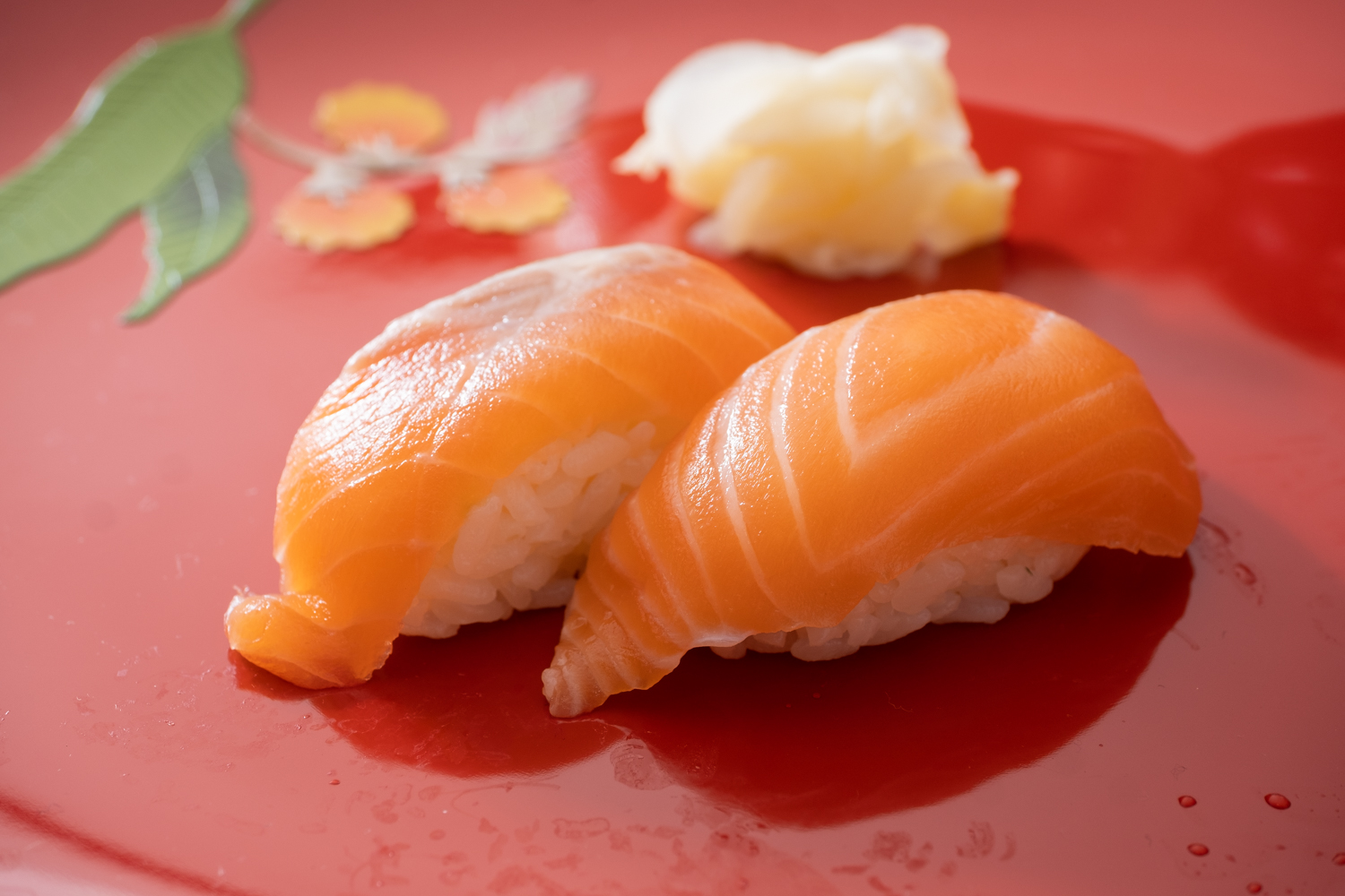 なぜサーモンは寿司ネタの頂点に？生食の歴史と種類別の違いを徹底解明